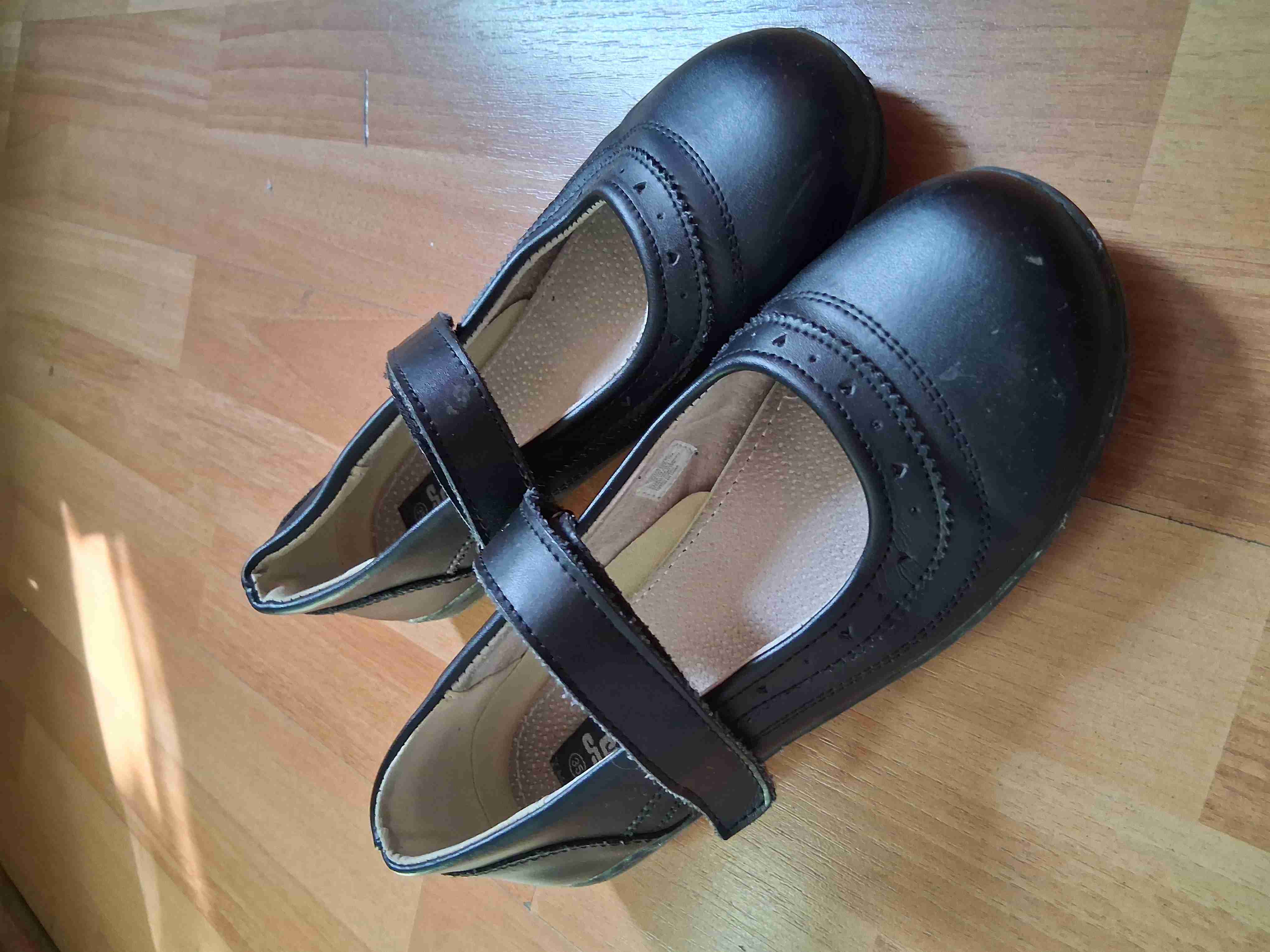 Zapatos negros de niña con velcro