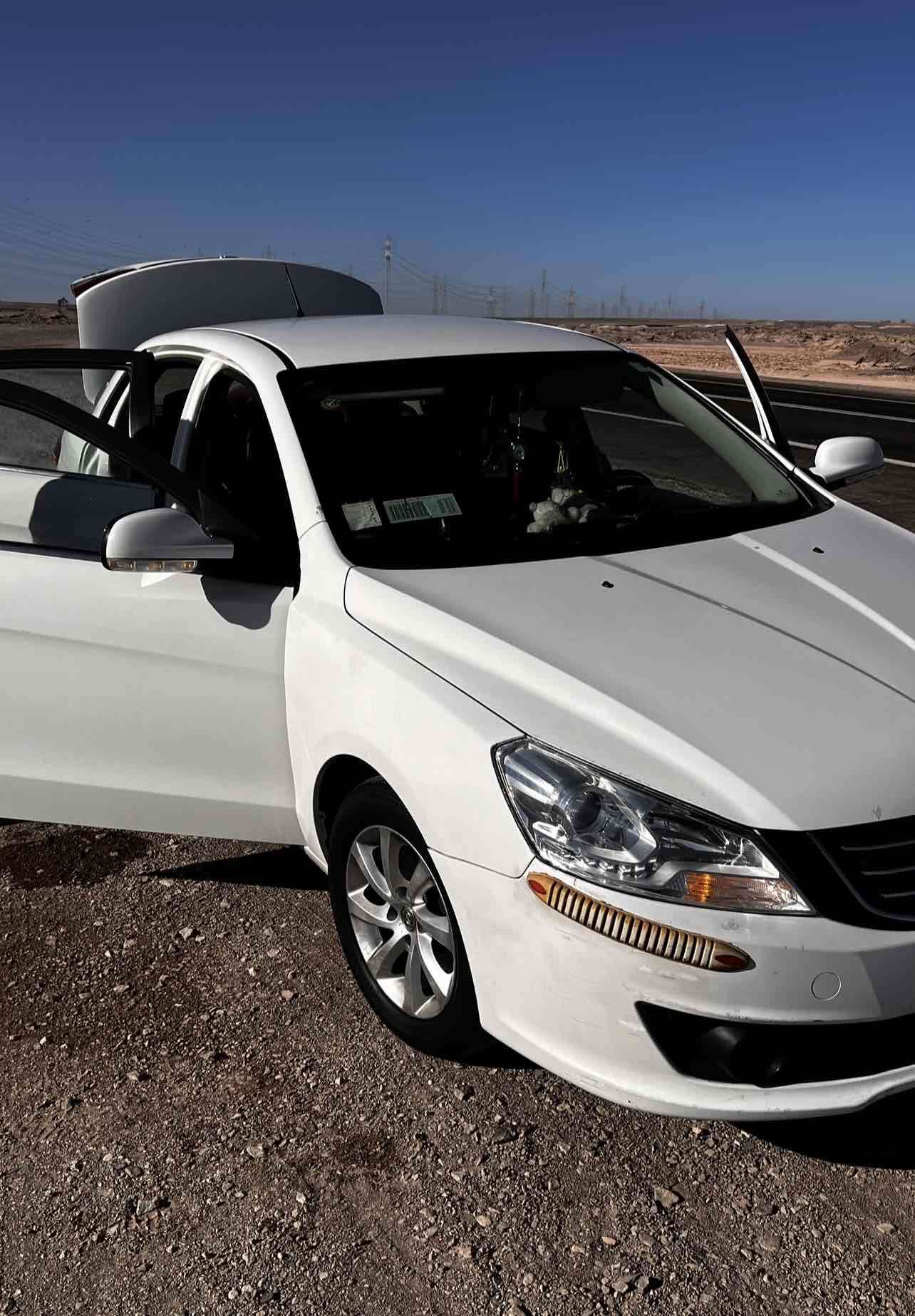 Sedán blanco como nuevo - miniatura 2