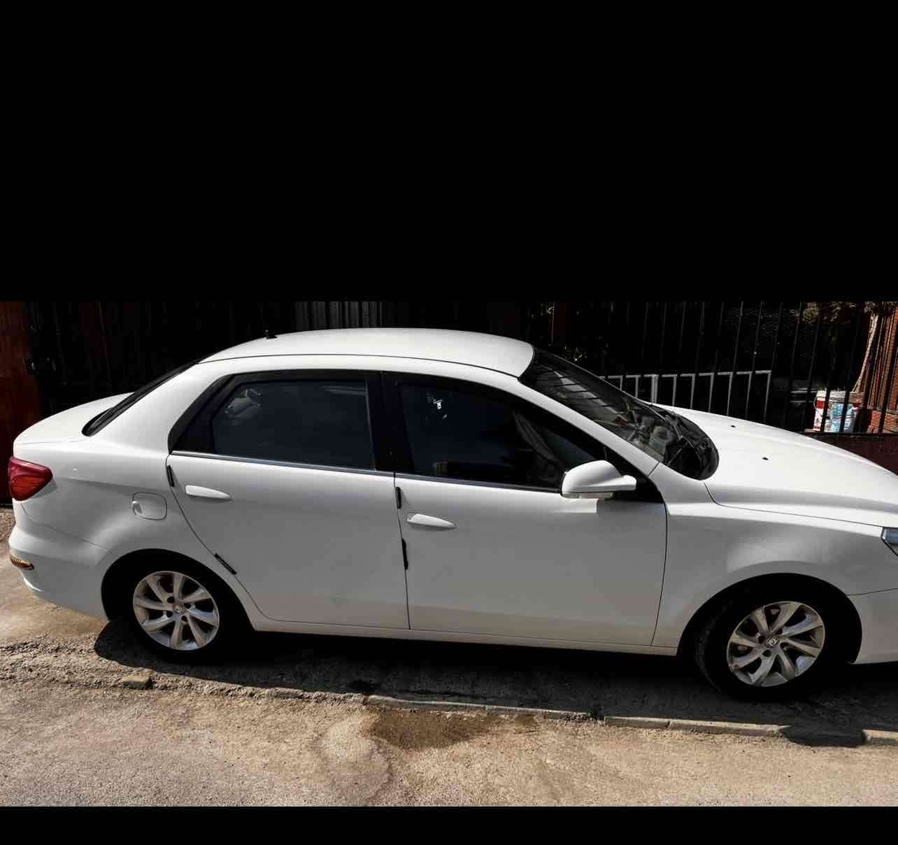 Sedán blanco como nuevo - miniatura 3