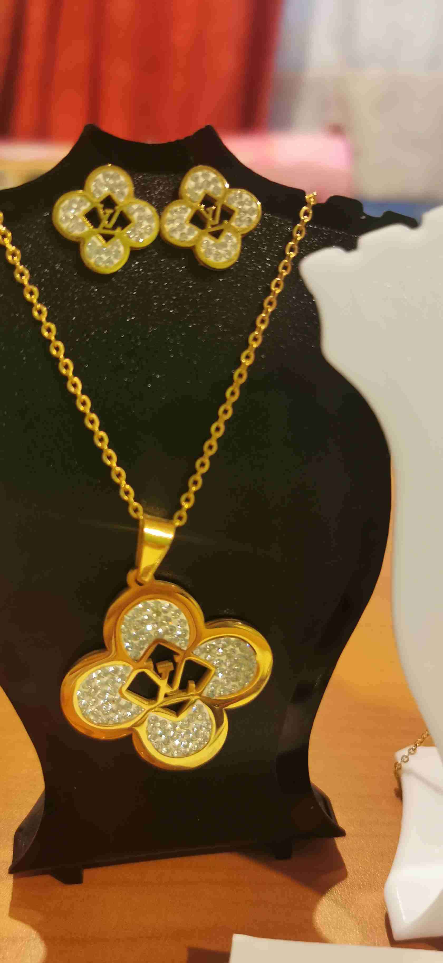 Collar y aros dorados con cristales