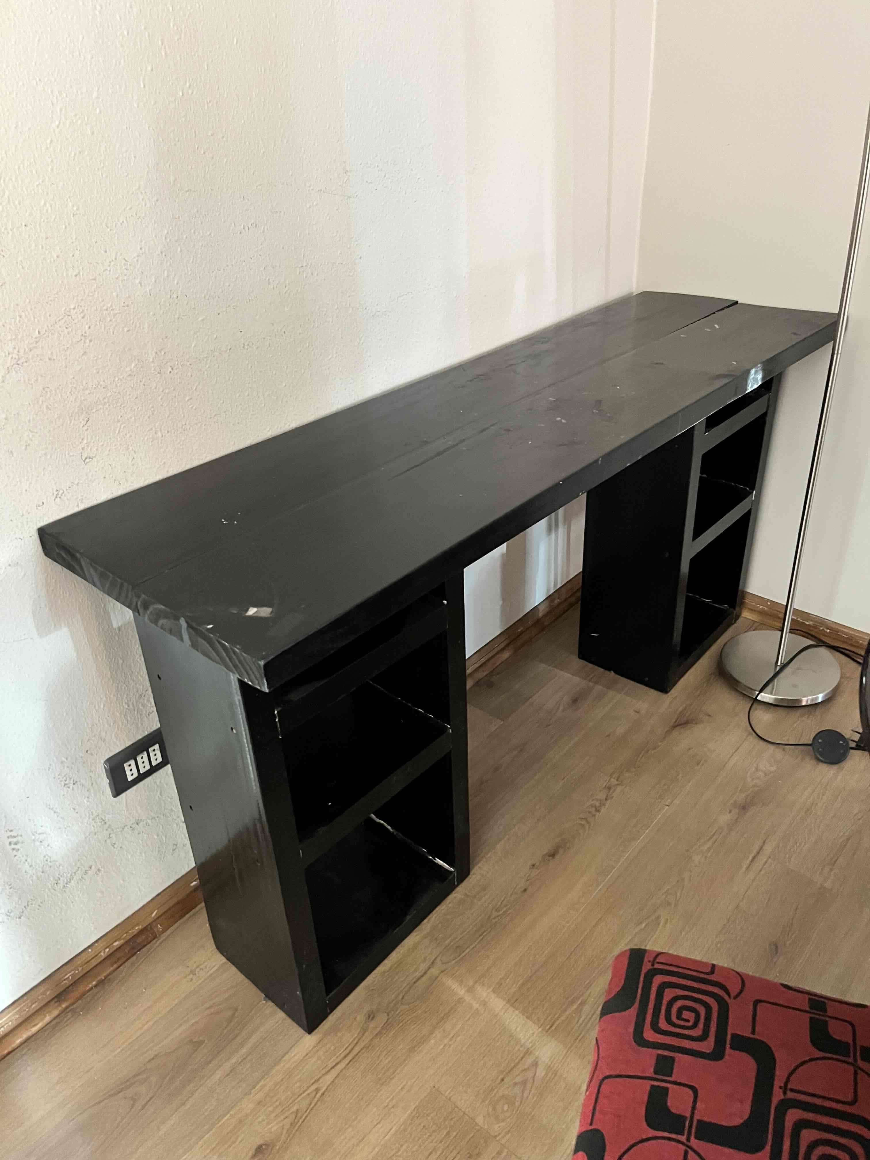 Escritorio negro con estantes - miniatura 2