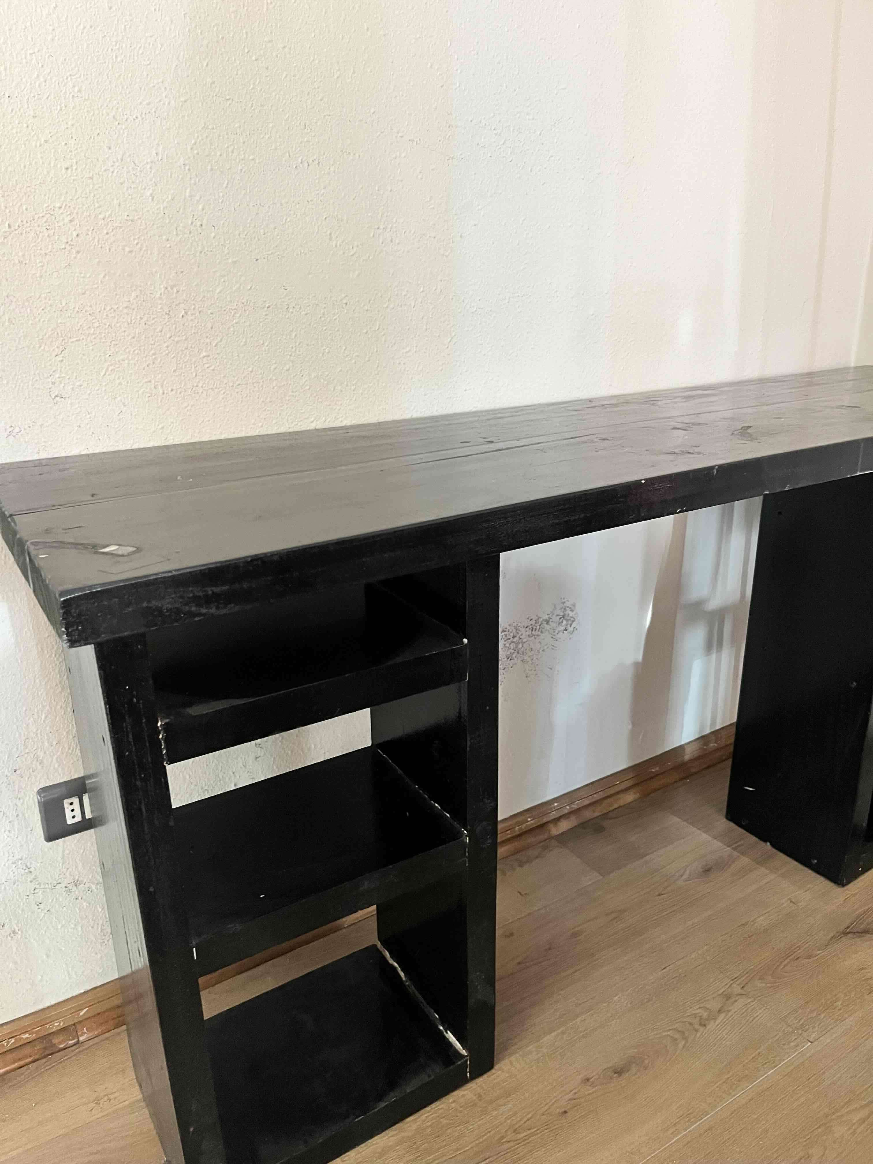 Escritorio negro con estantes - miniatura 3