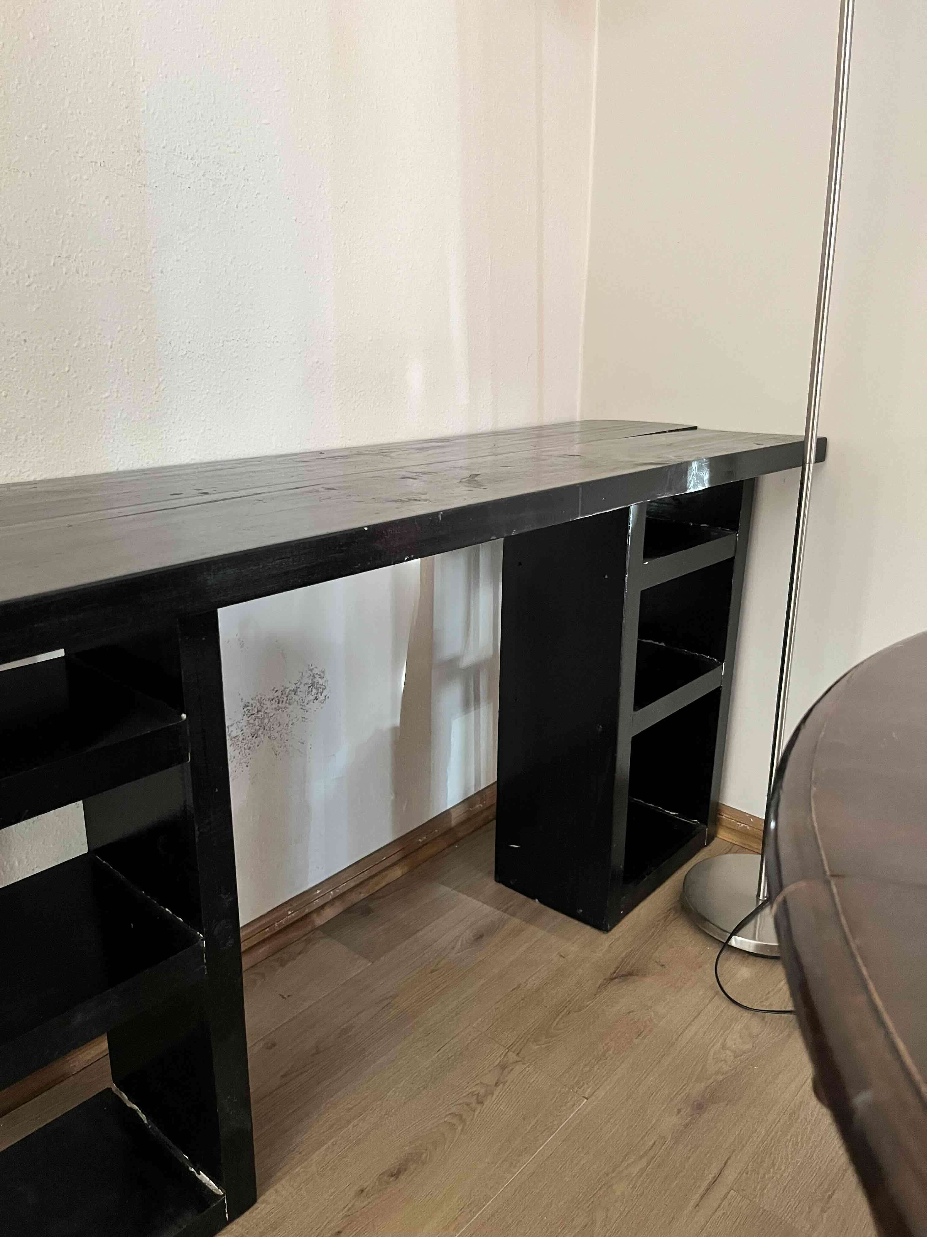 Escritorio negro con estantes - miniatura 4