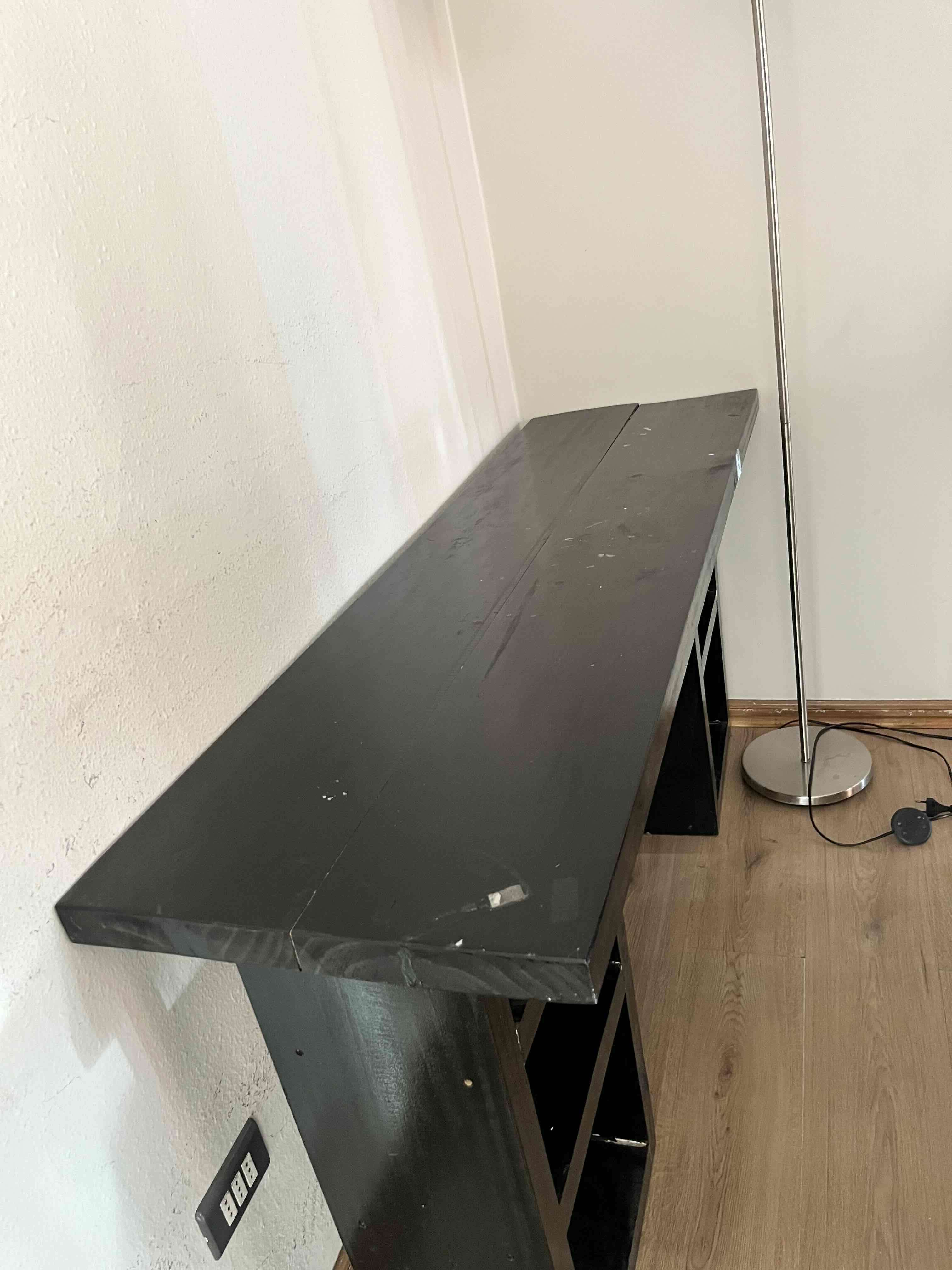 Escritorio negro con estantes - miniatura 5