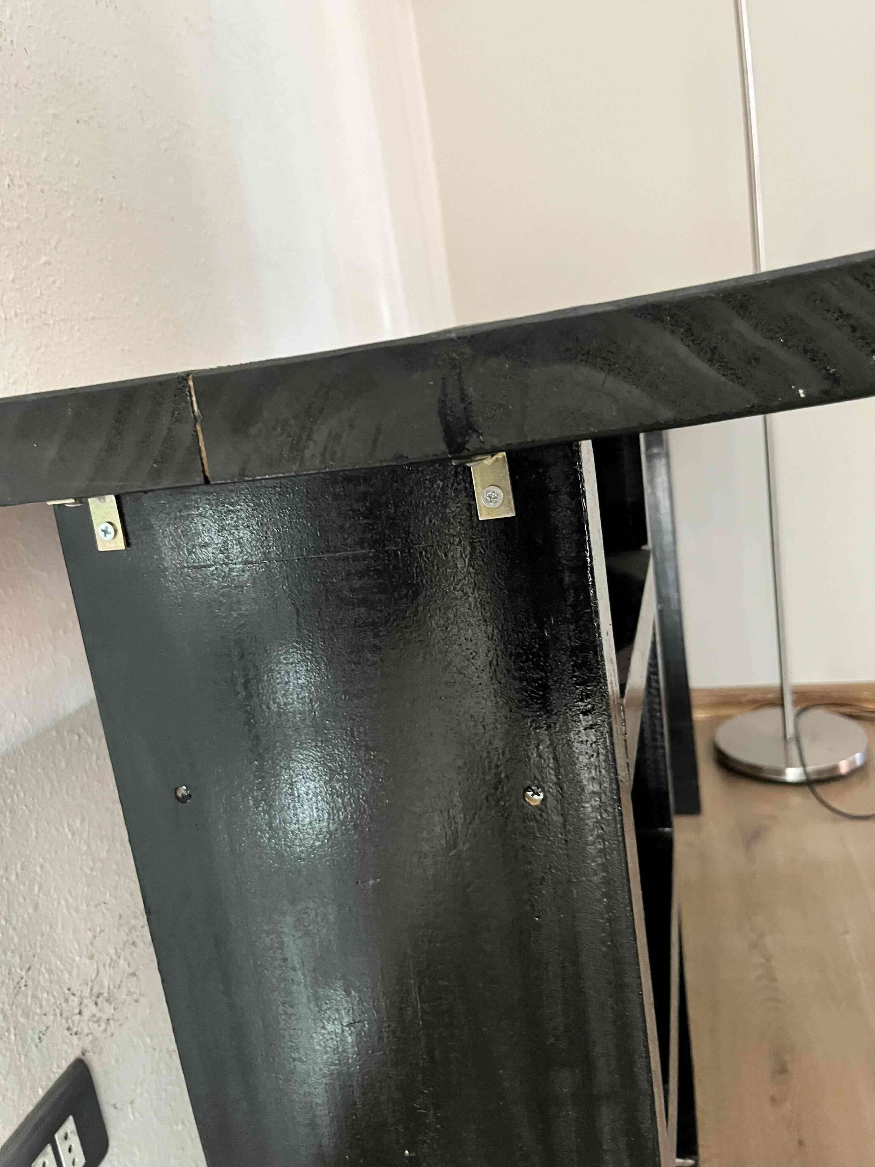 Escritorio negro con estantes - miniatura 6