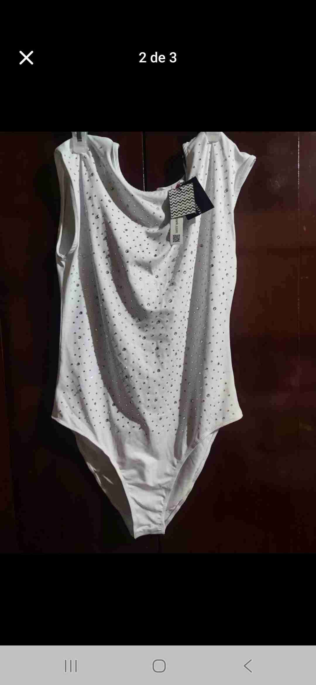 Body sin mangas blanco brillante con etiqueta