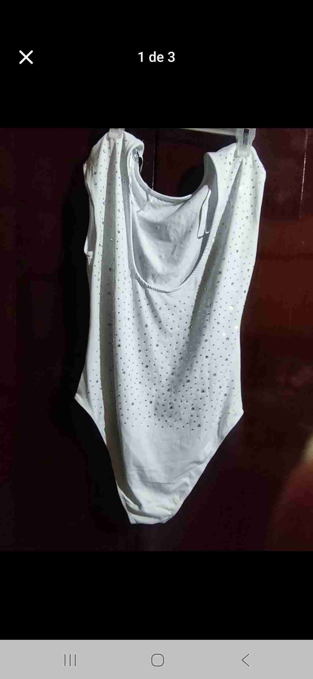 Body sin mangas blanco brillante con etiqueta - miniatura 2