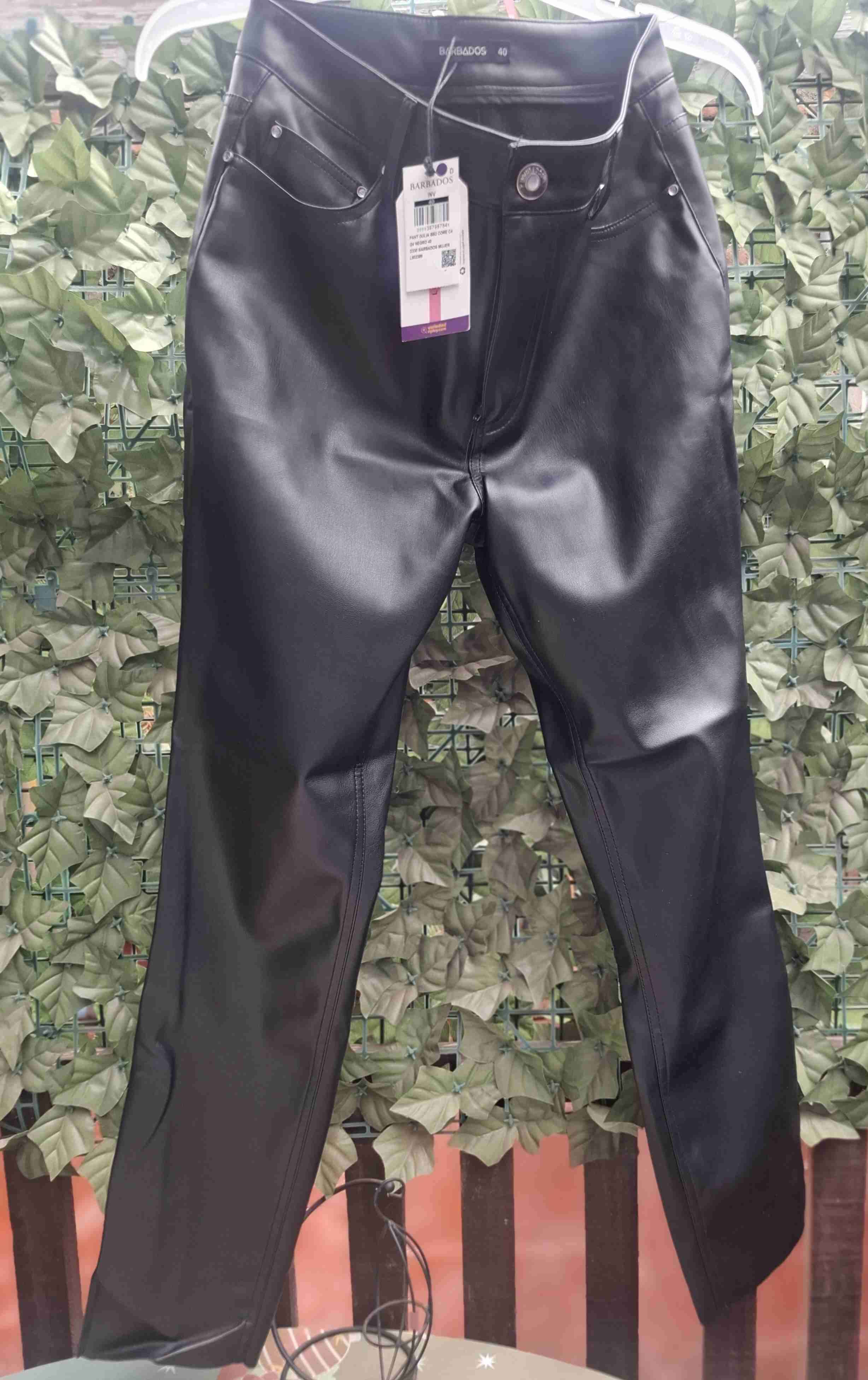 Pantalones negros de cuero sintético nuevos