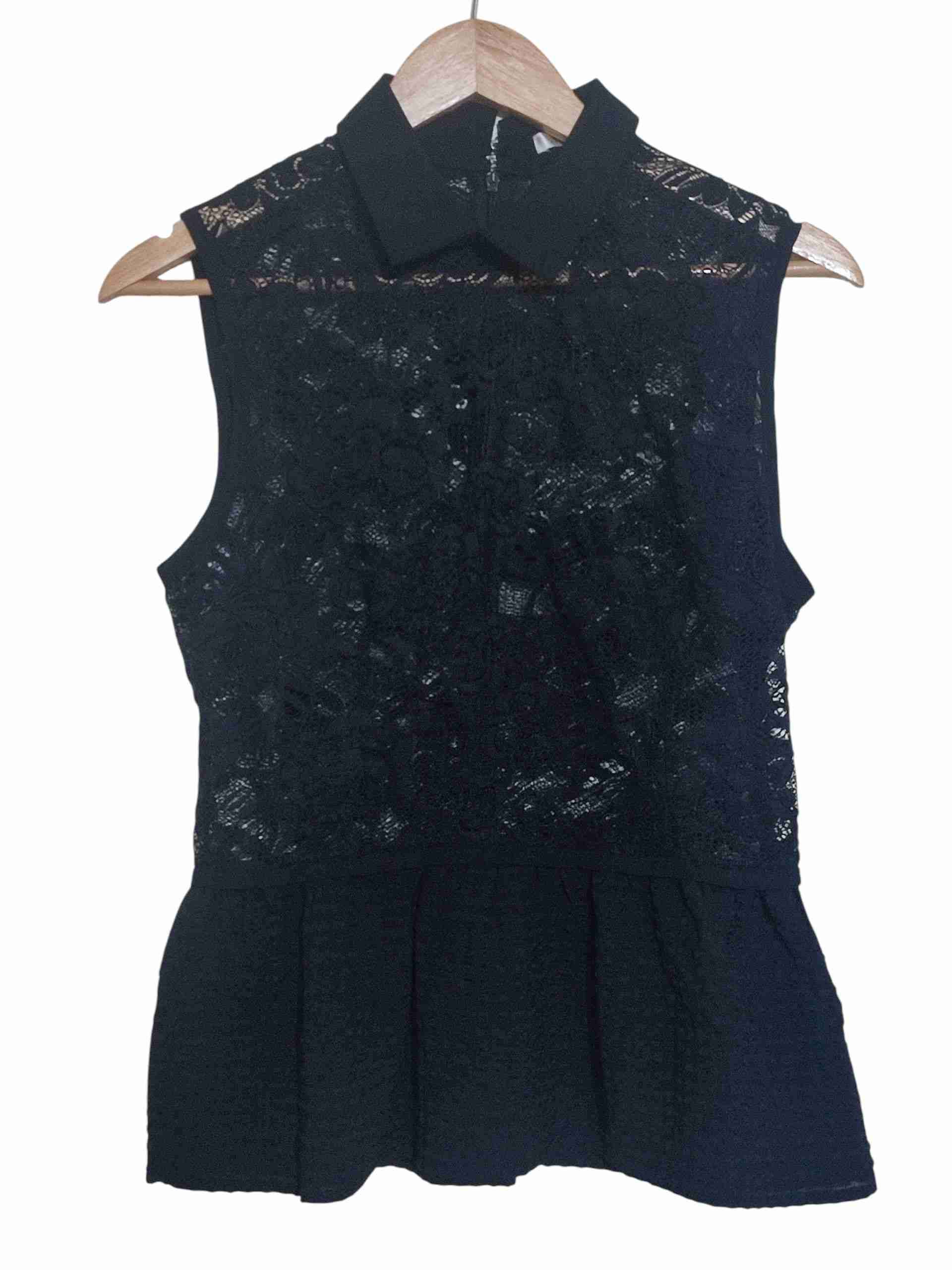 Blusa negra de encaje sin mangas