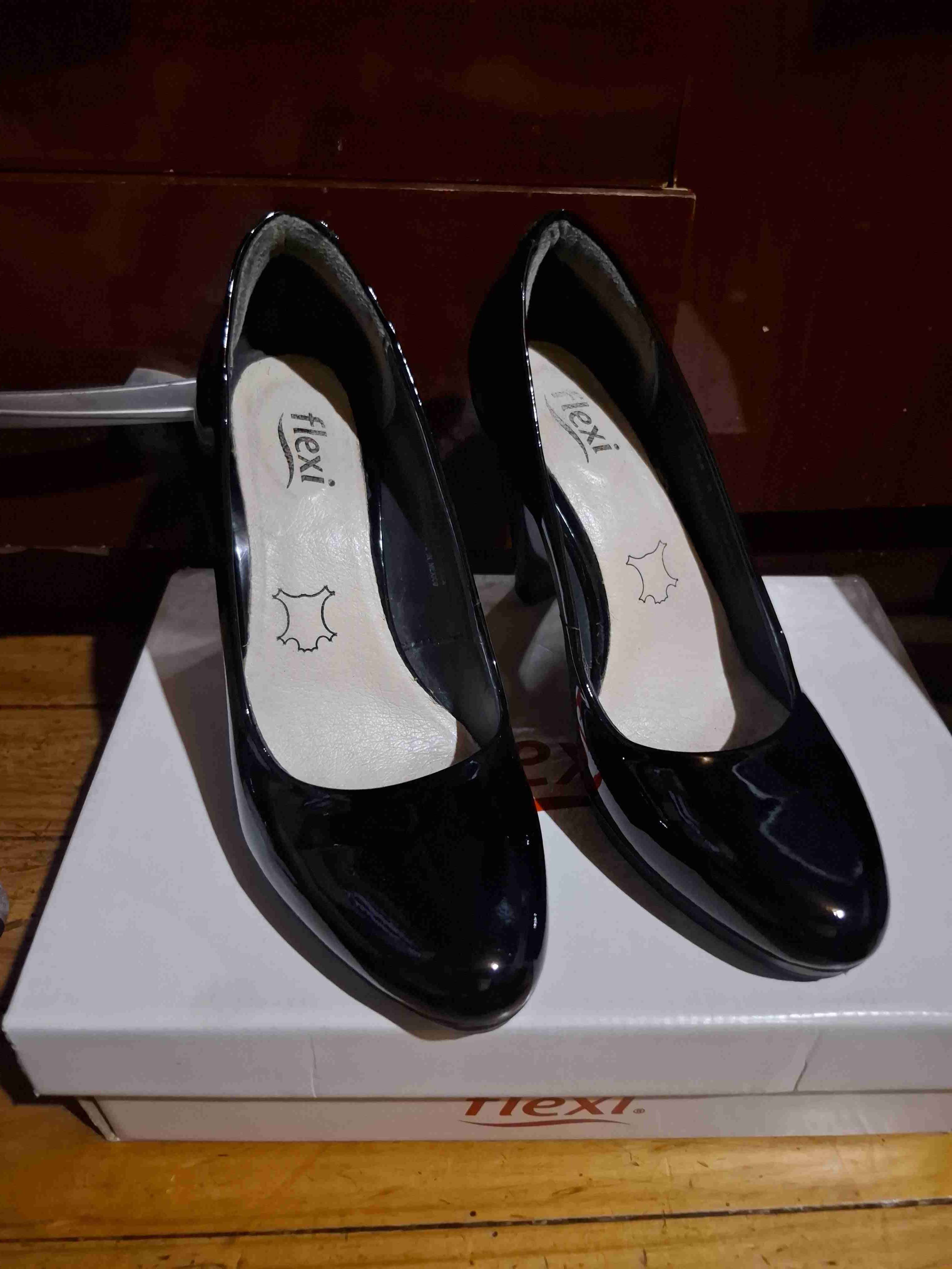 Zapatos de charol negro Flexi talla 38