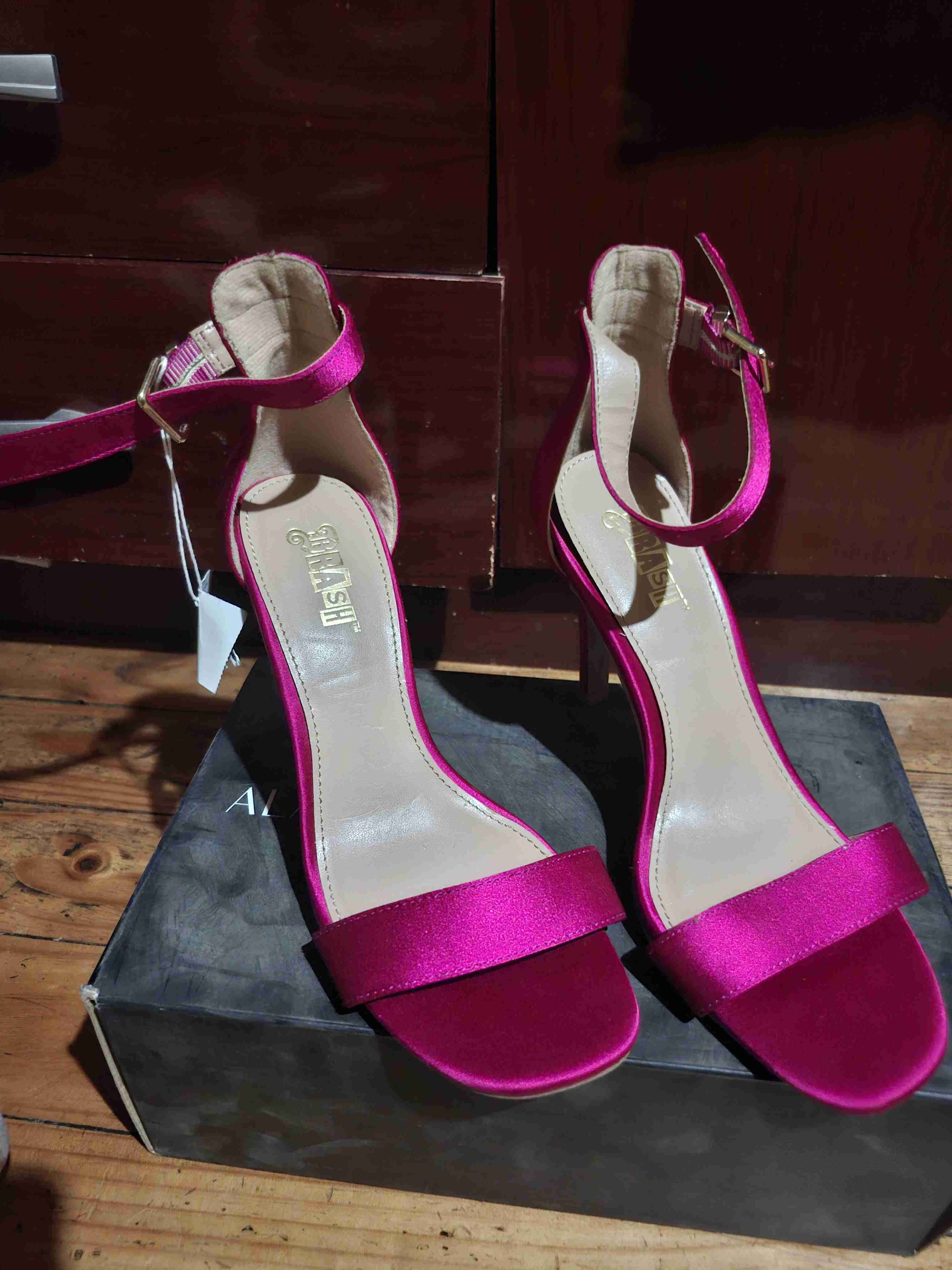 Sandalias fucsia de tacón alto