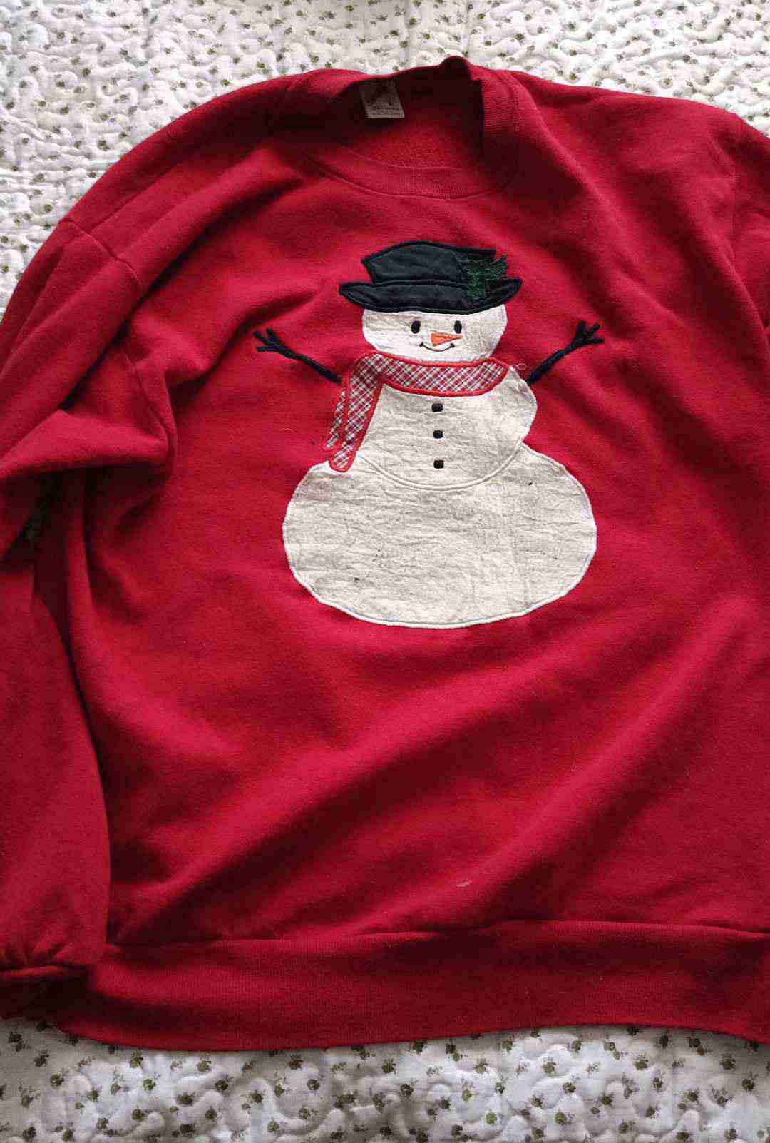 Suéter navideño rojo con muñeco de nieve