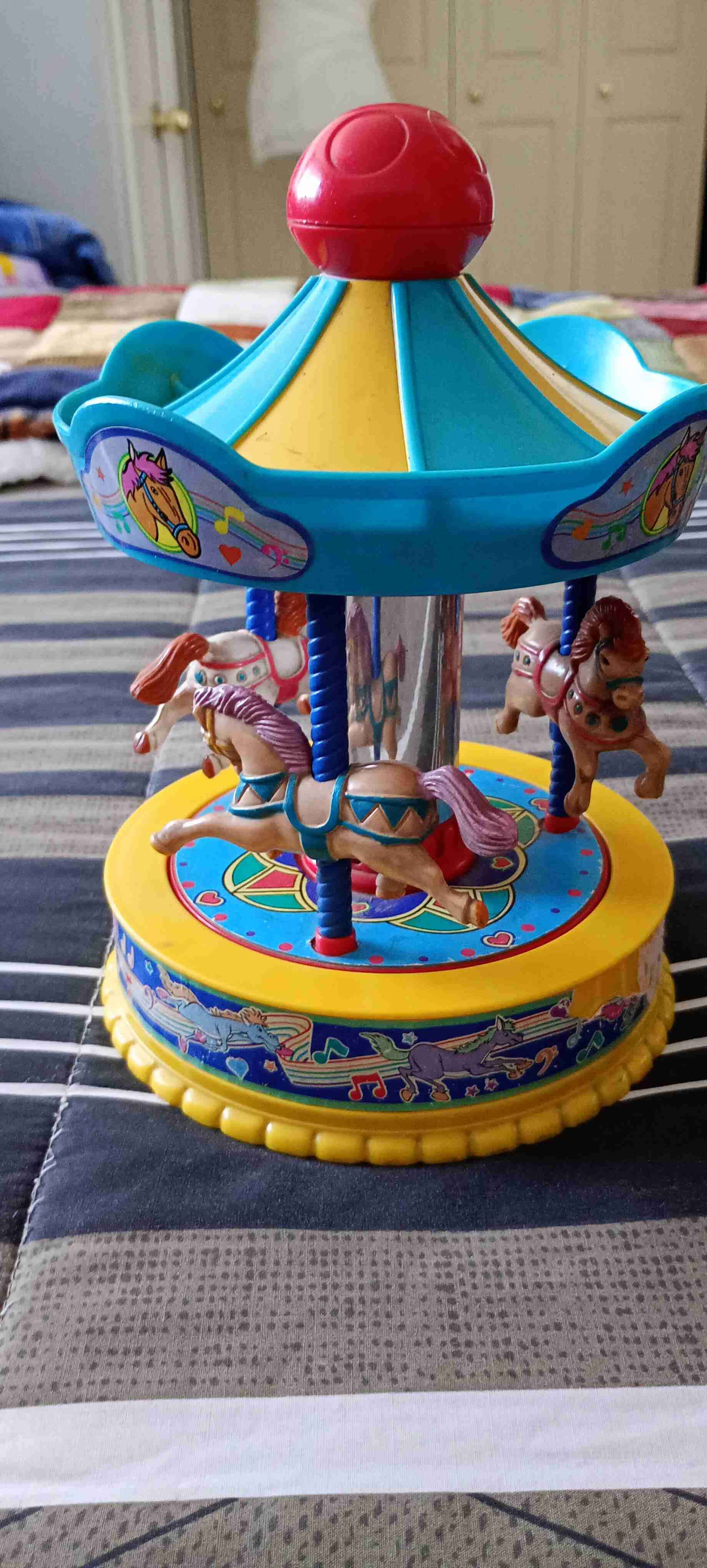 Carrusel musical vintage funcionando.