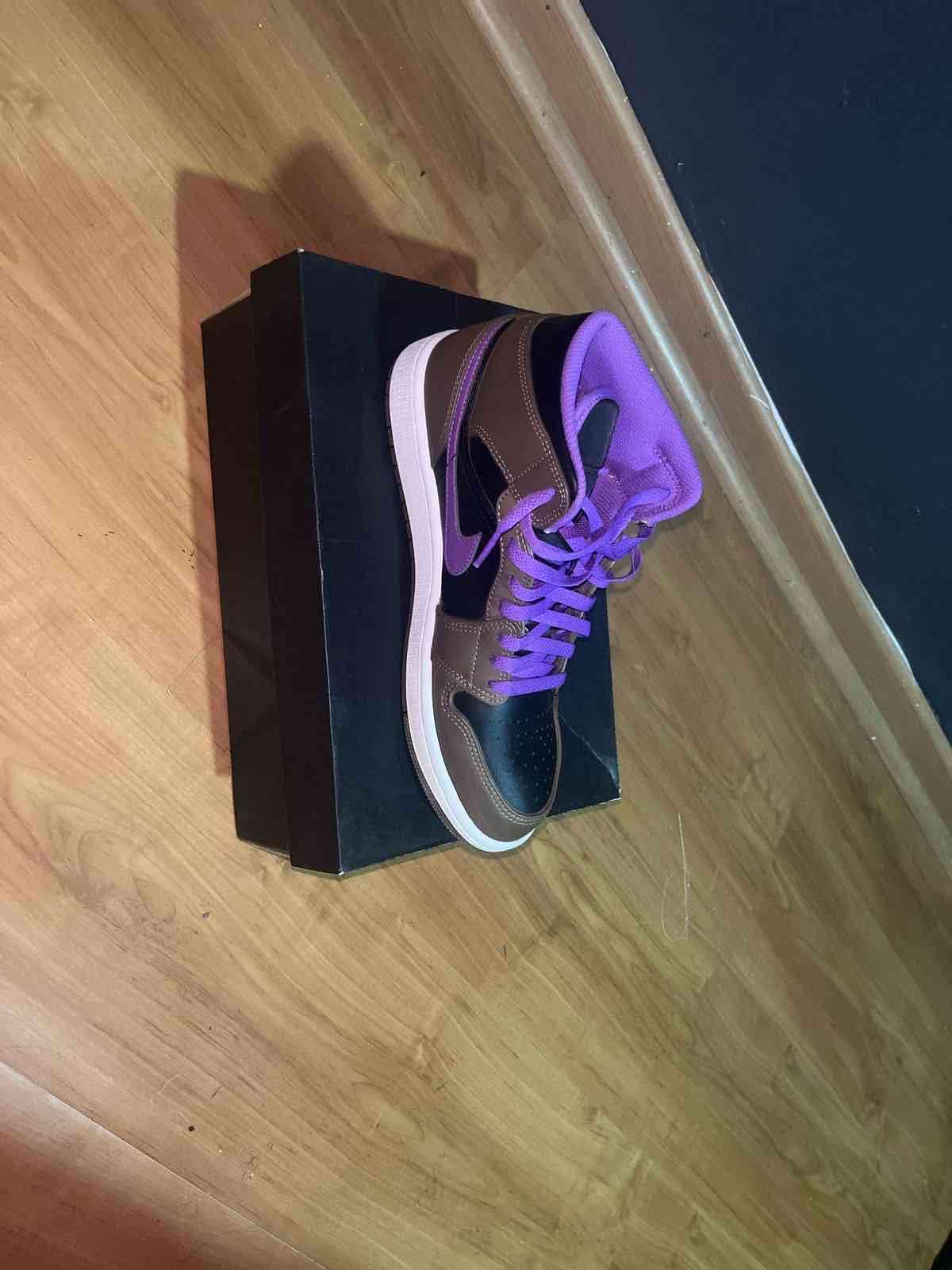 Zapatillas deportivas negras y moradas - miniatura 3