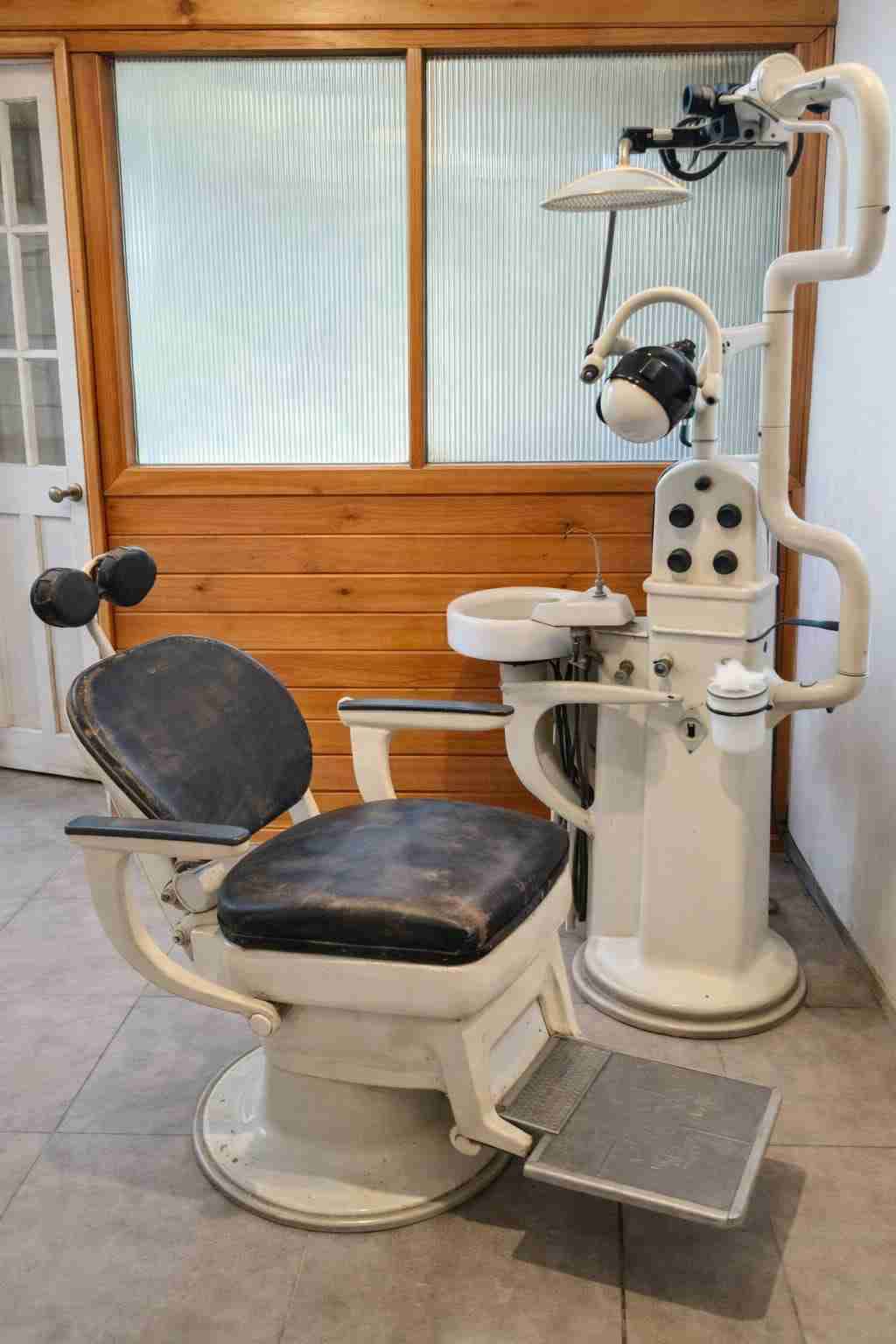 Sillón dental antiguo - miniatura 2