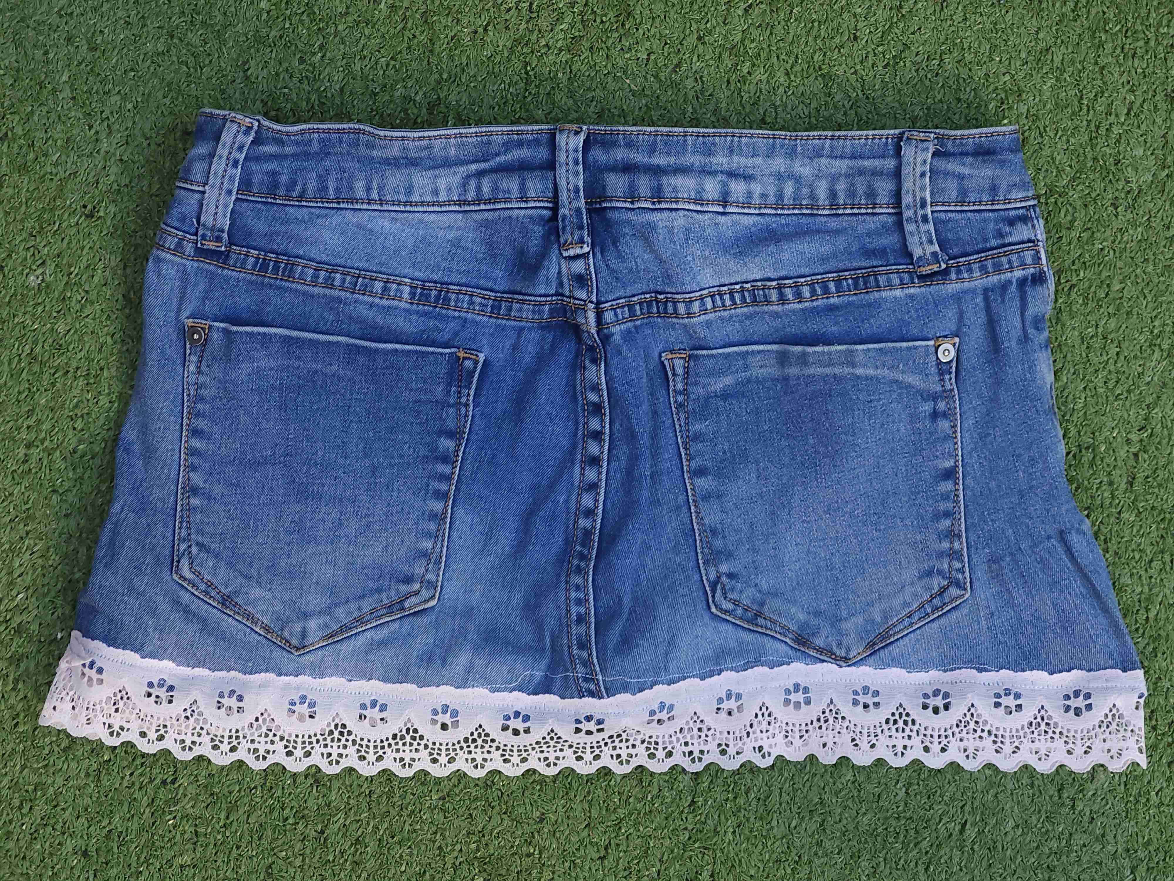 Mini falda de mezclilla coquette - miniatura 3