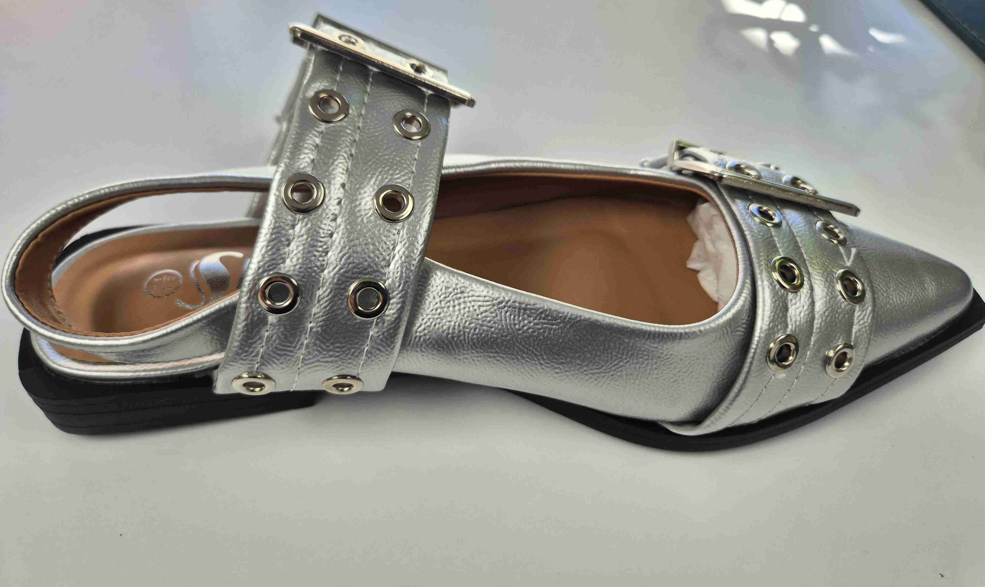 Zapato plano plateado y rojo con hebillas - miniatura 2