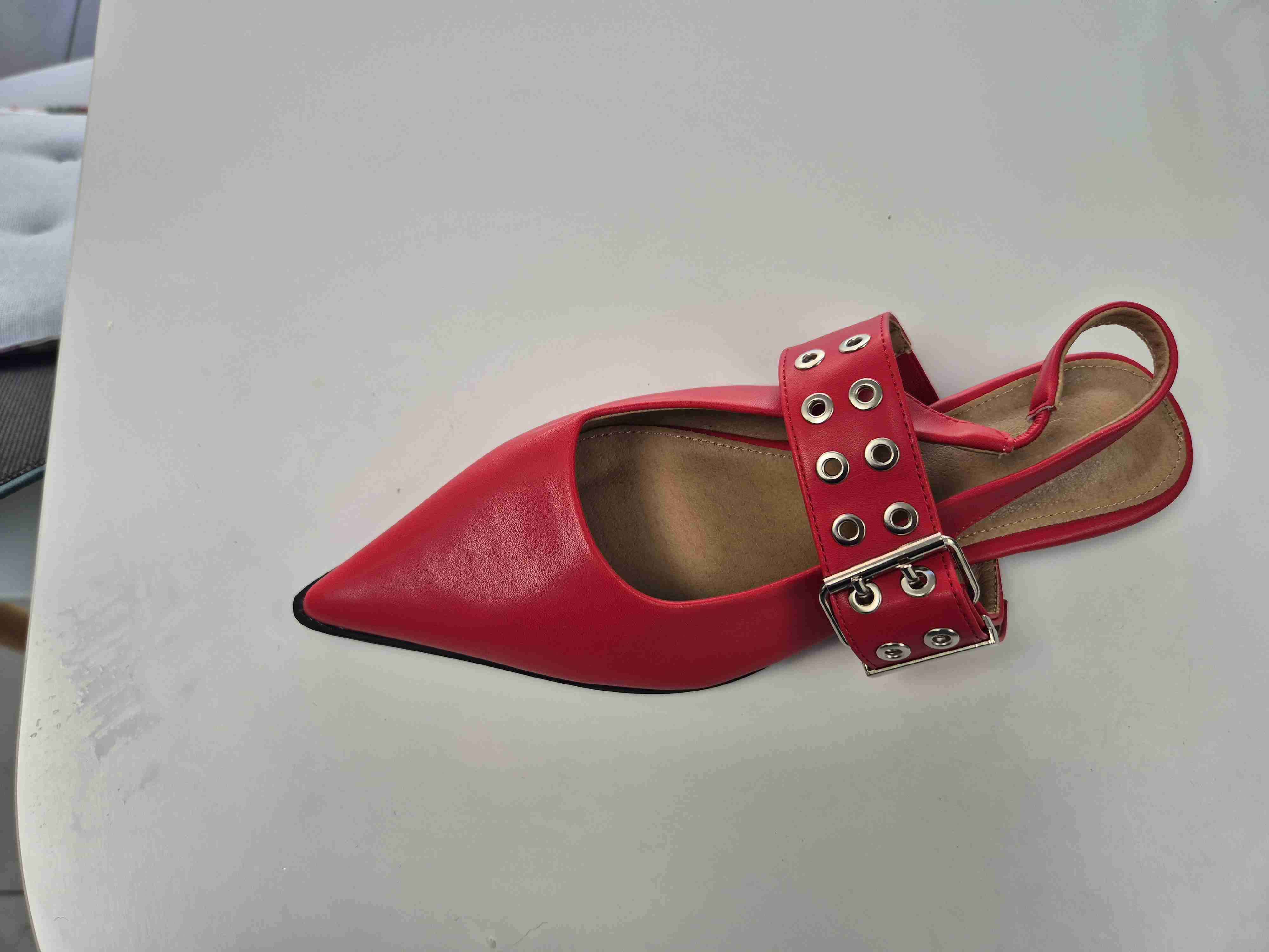 Zapato plano plateado y rojo con hebillas - miniatura 4