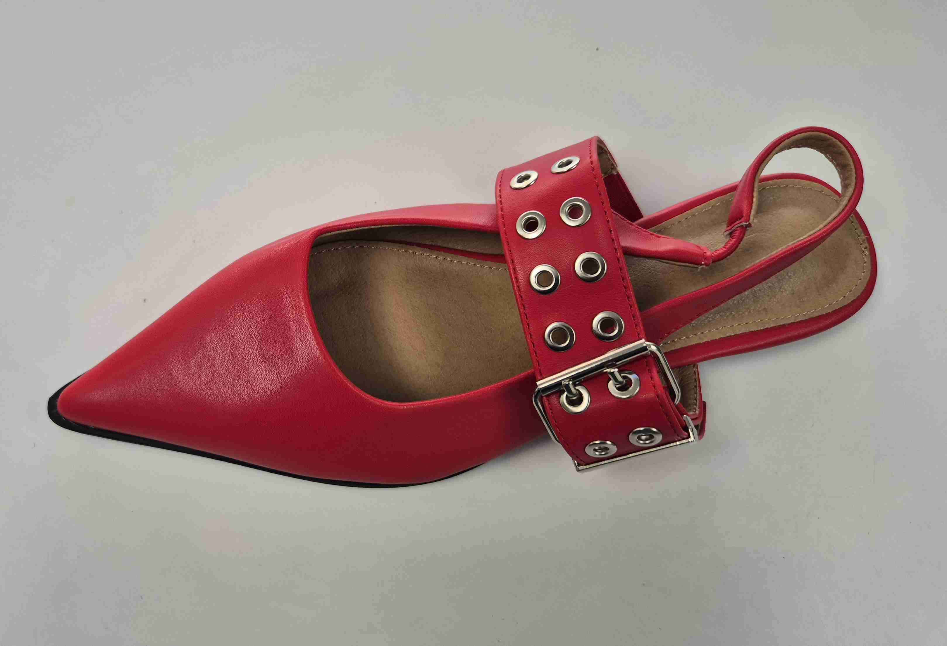 Zapato plano plateado y rojo con hebillas - miniatura 5