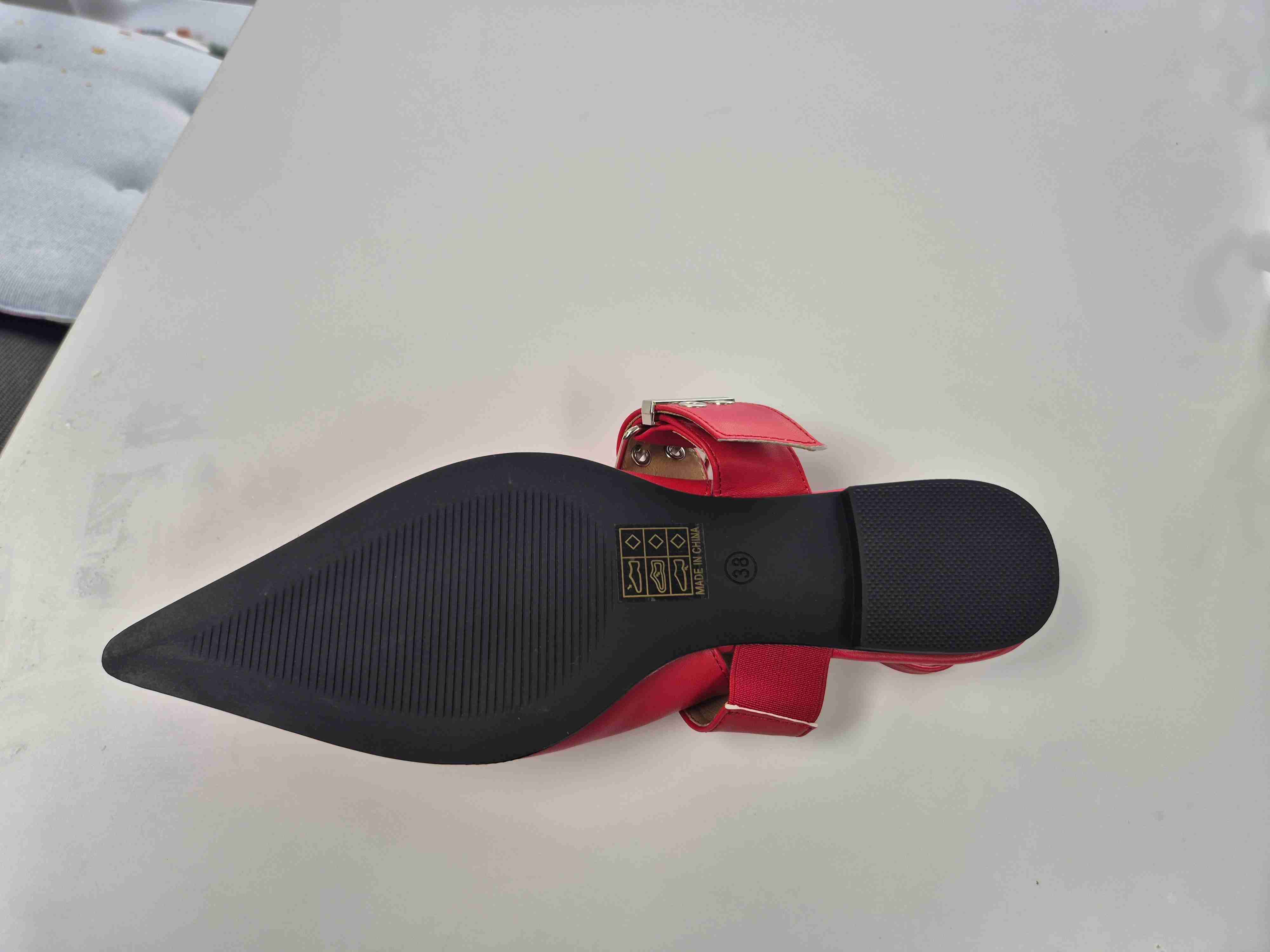 Zapato plano plateado y rojo con hebillas - miniatura 6
