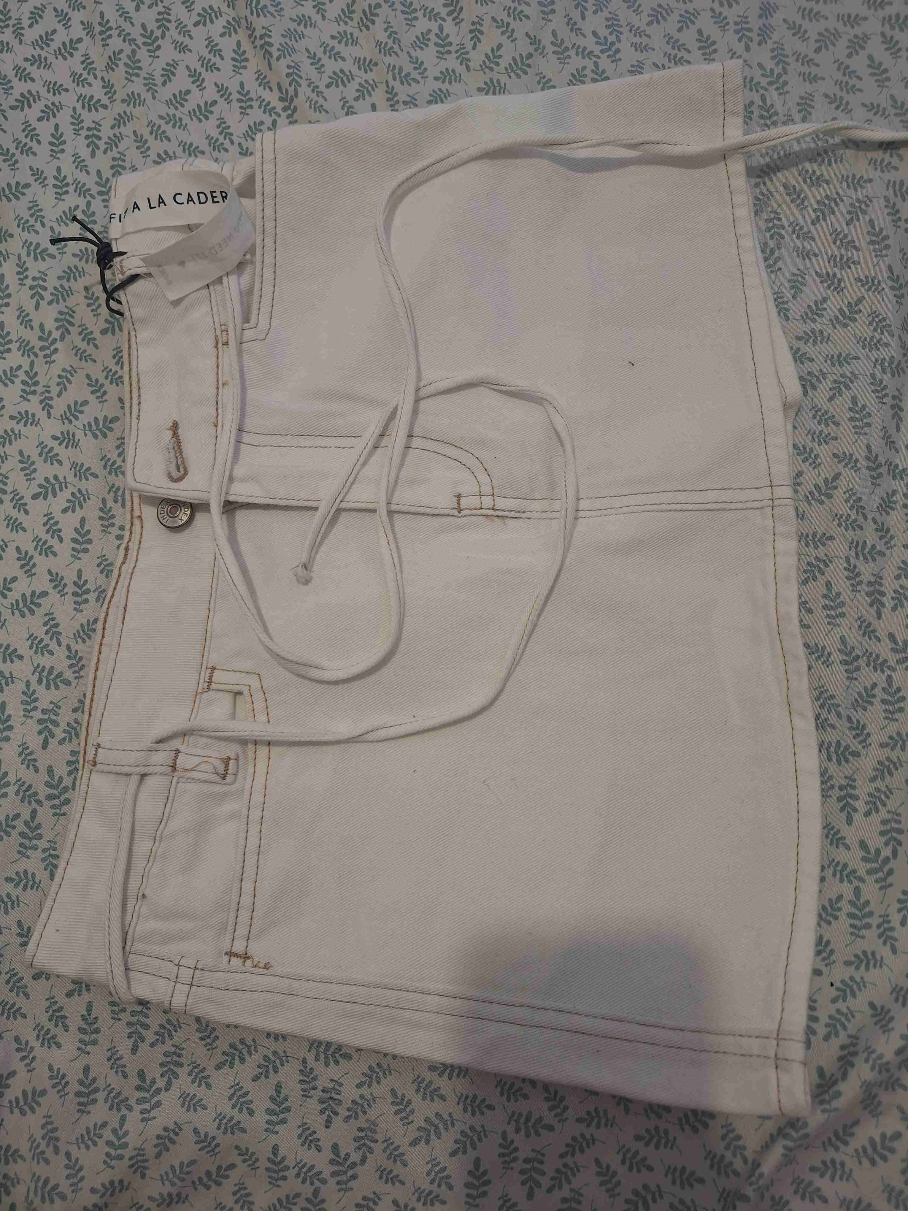 Falda blanca corta con cintas