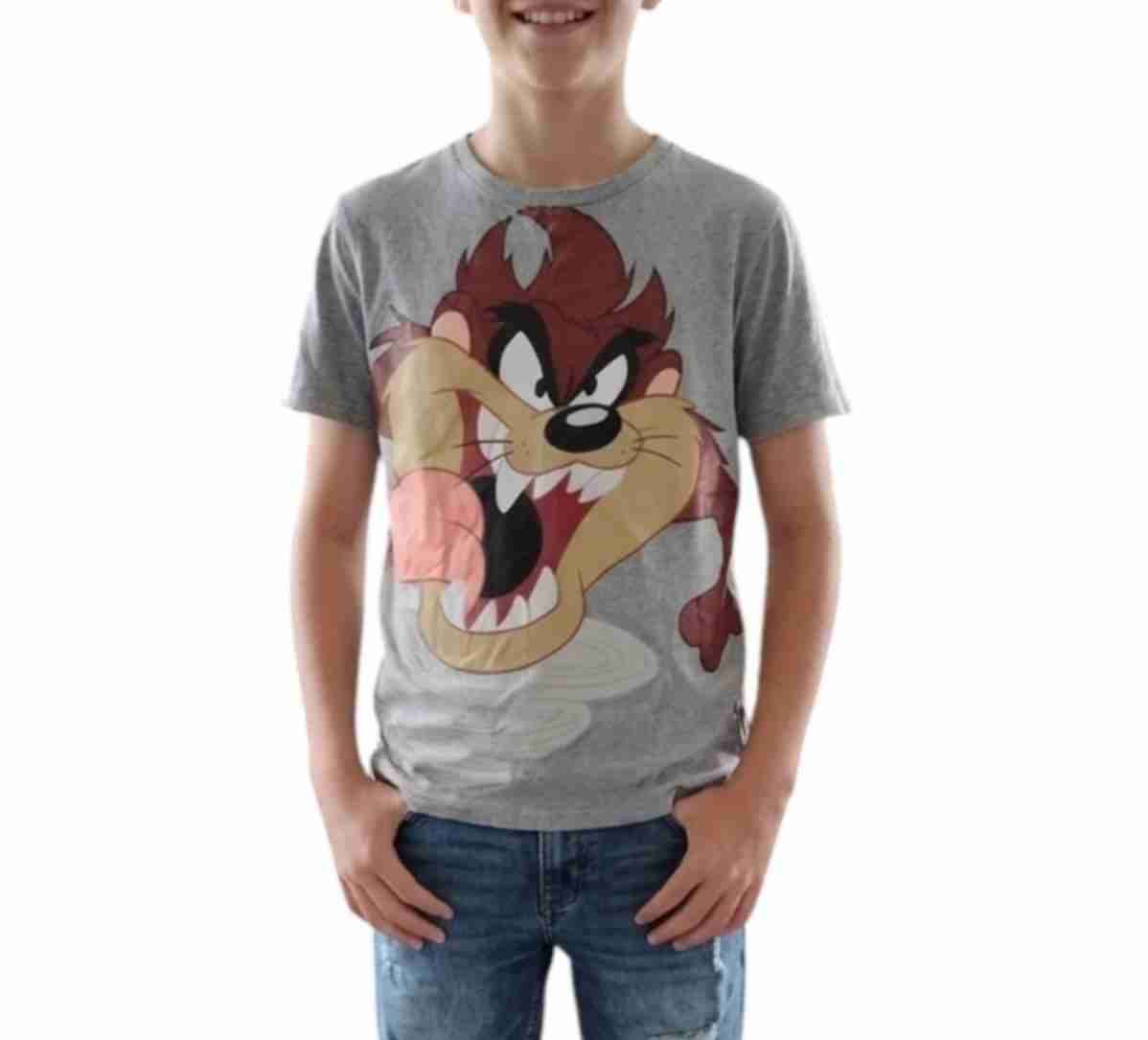 Polera gris con diseño de personaje