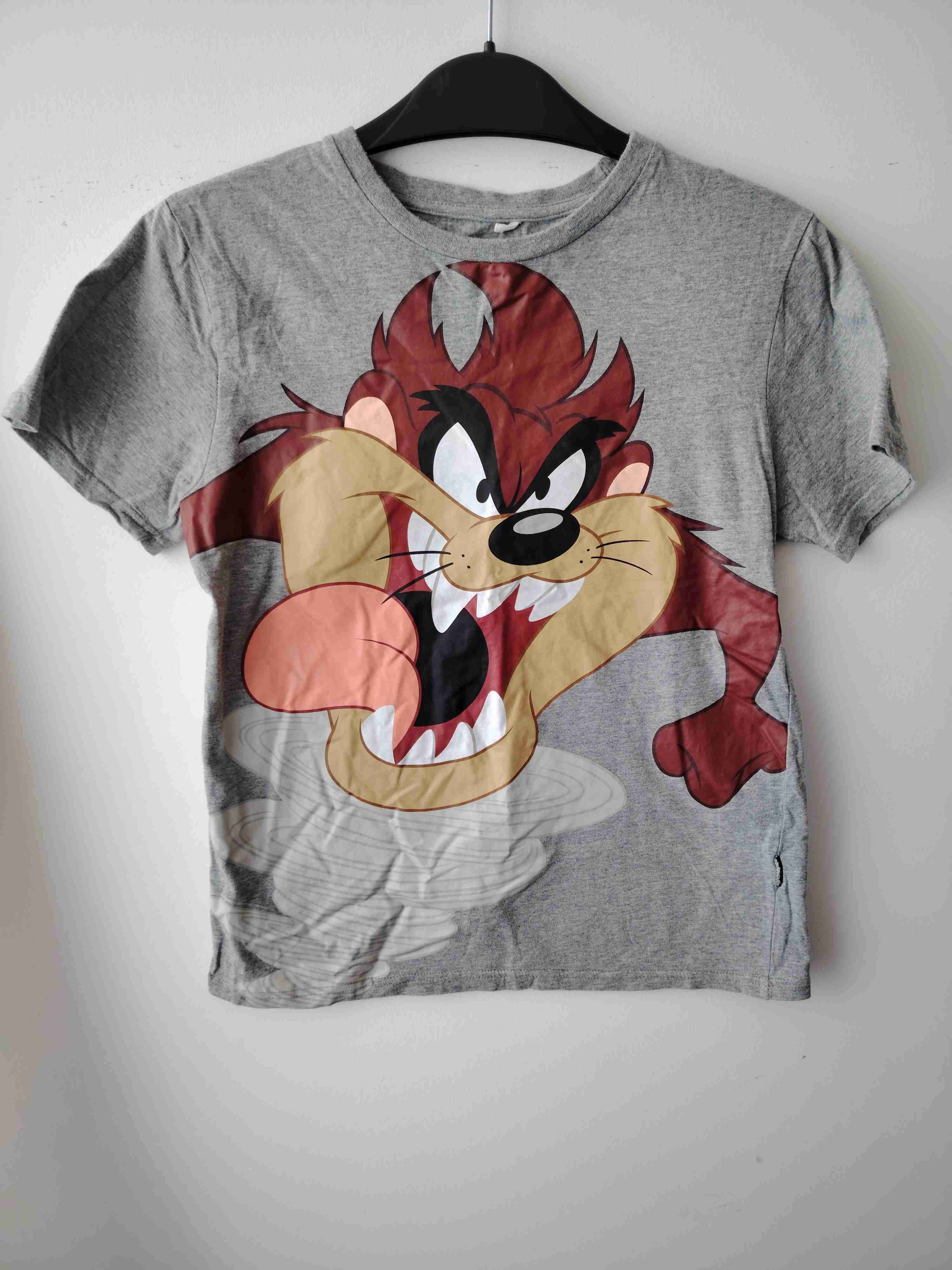 Polera gris con diseño de personaje - miniatura 2