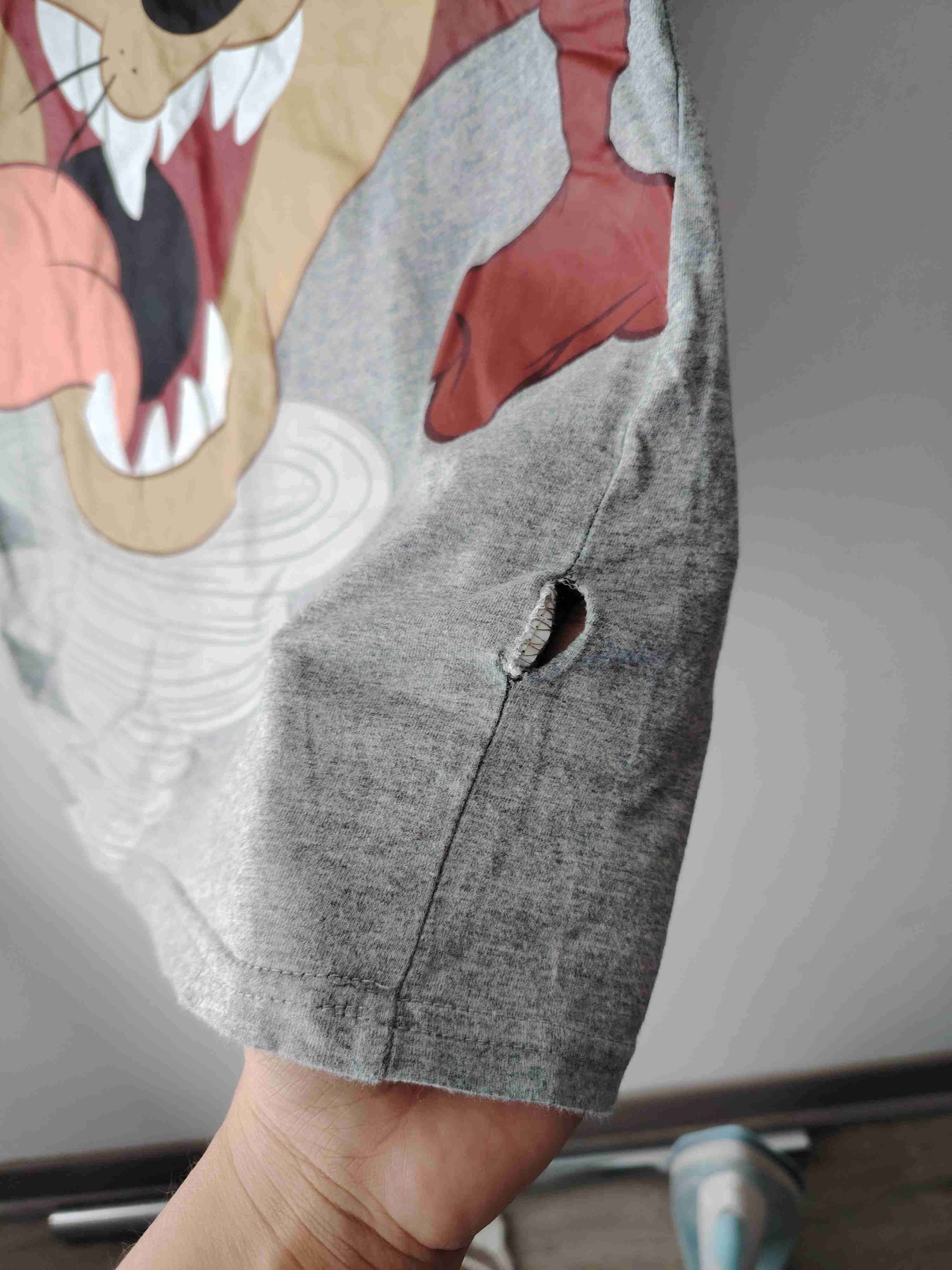 Polera gris con diseño de personaje - miniatura 3