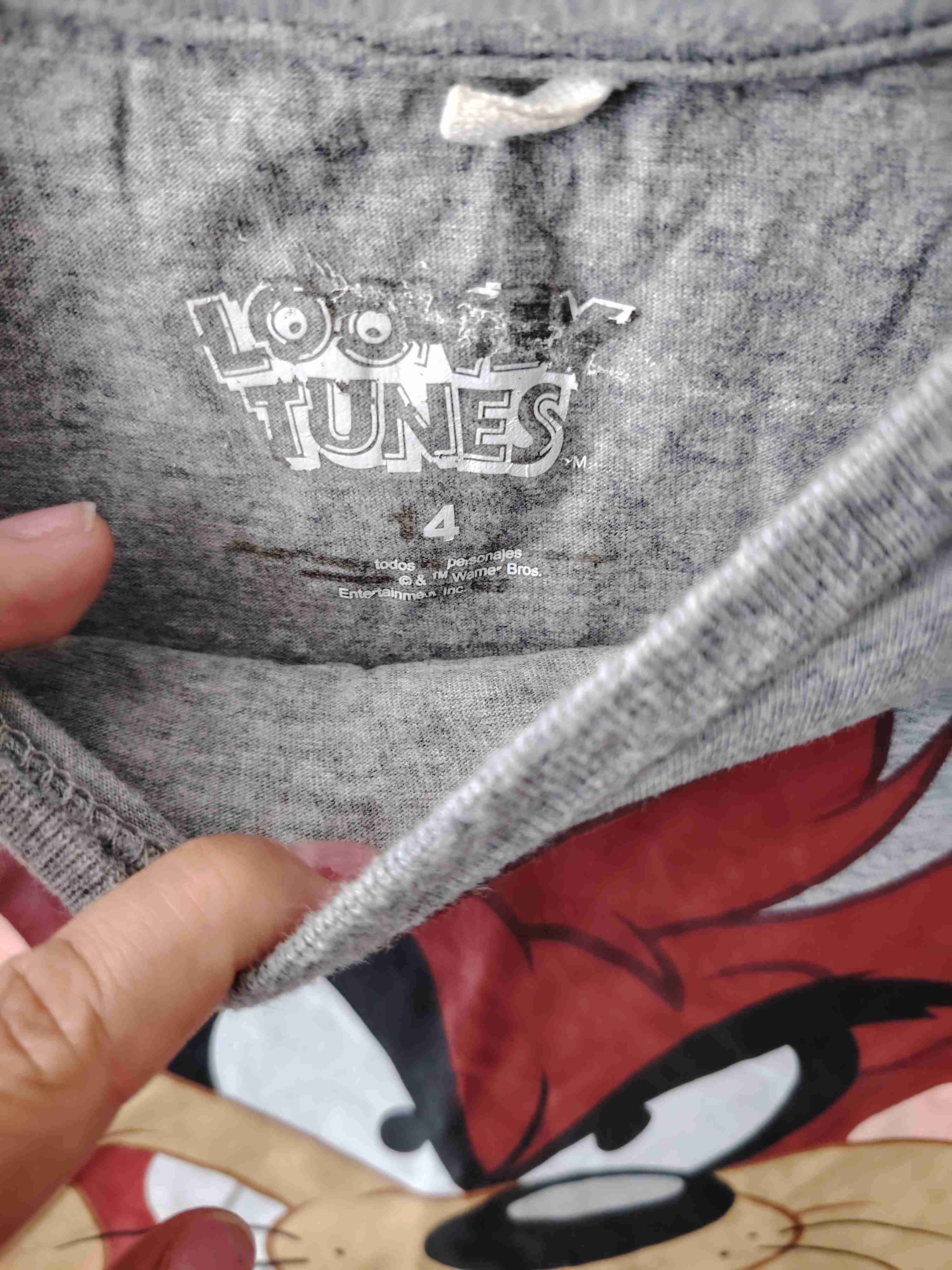 Polera gris con diseño de personaje - miniatura 4