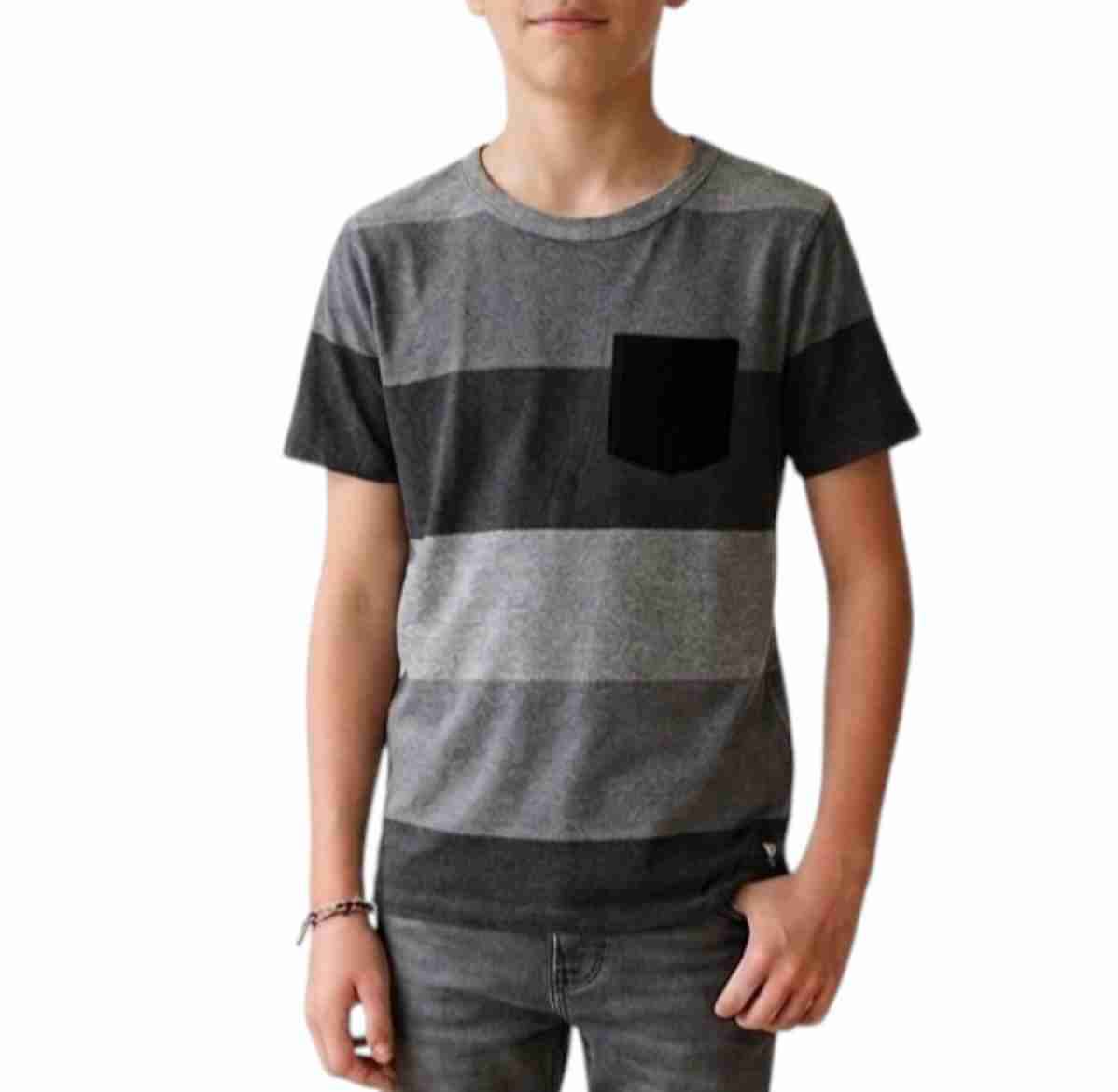 Polera gris con bolsillo