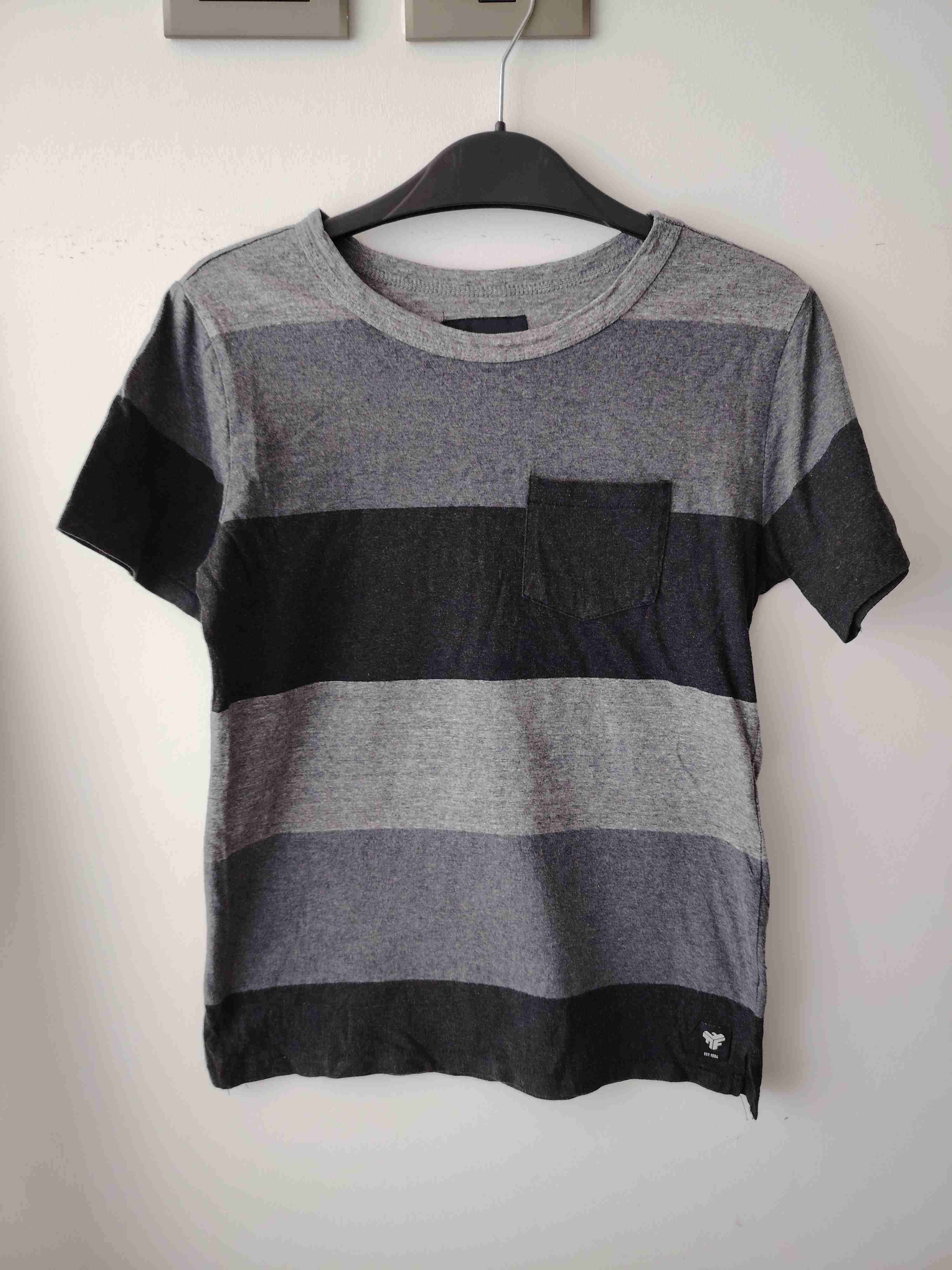 Polera gris con bolsillo - miniatura 2