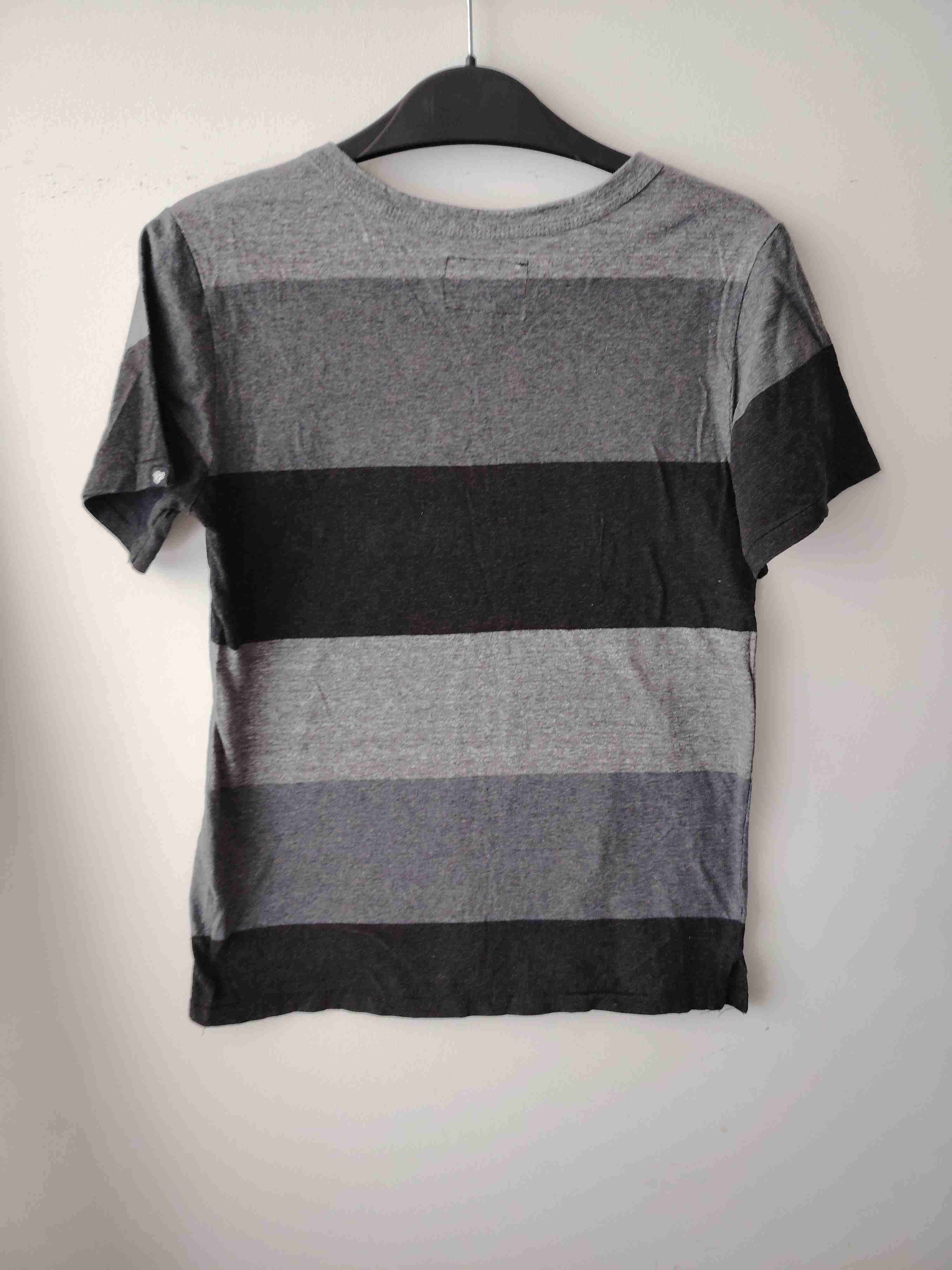 Polera gris con bolsillo - miniatura 3