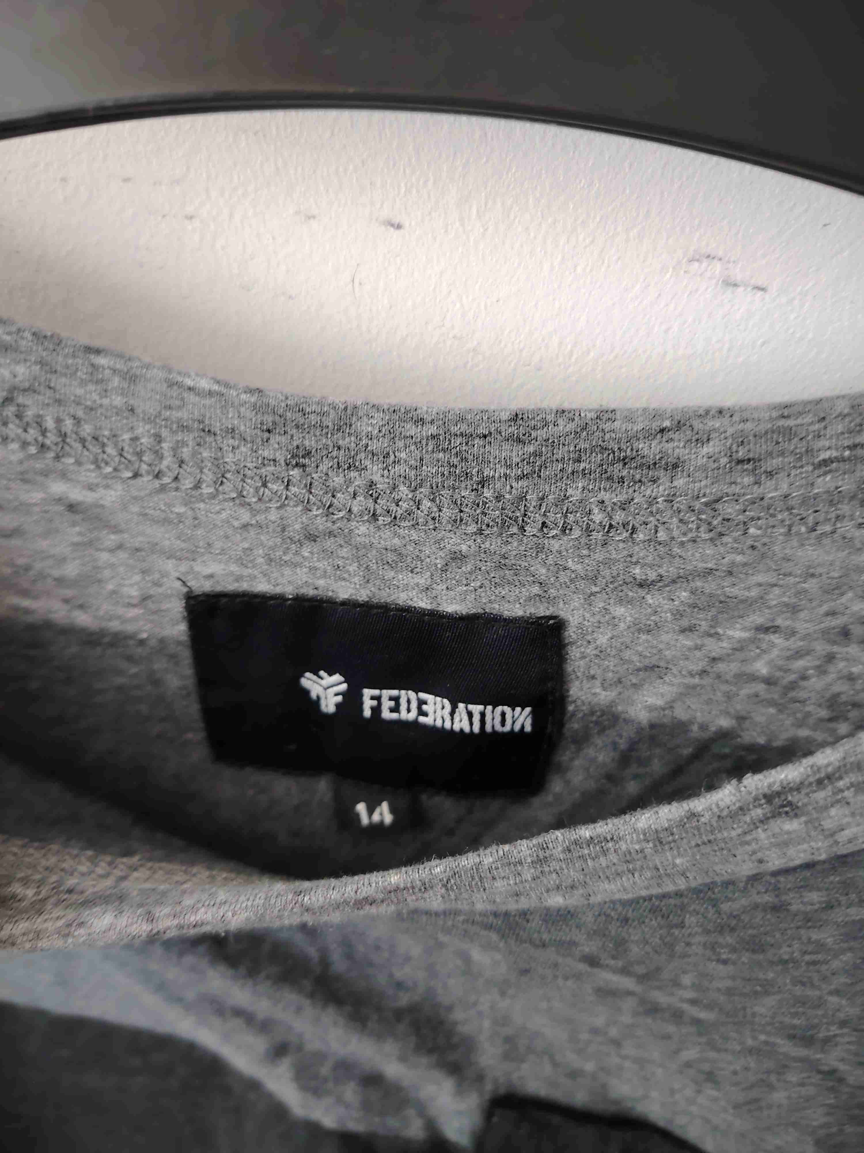 Polera gris con bolsillo - miniatura 4