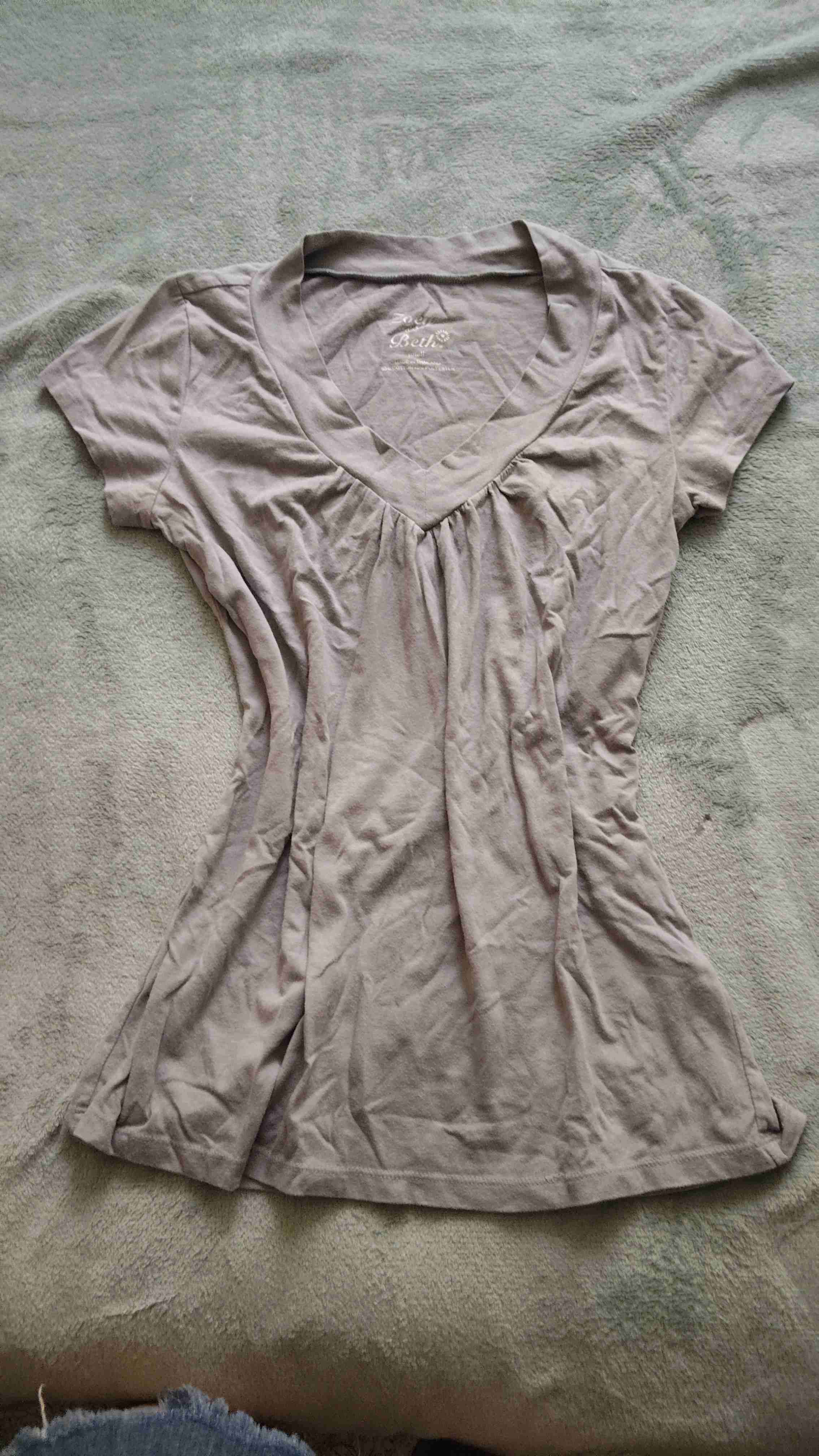 Polera gris claro con cuello en V