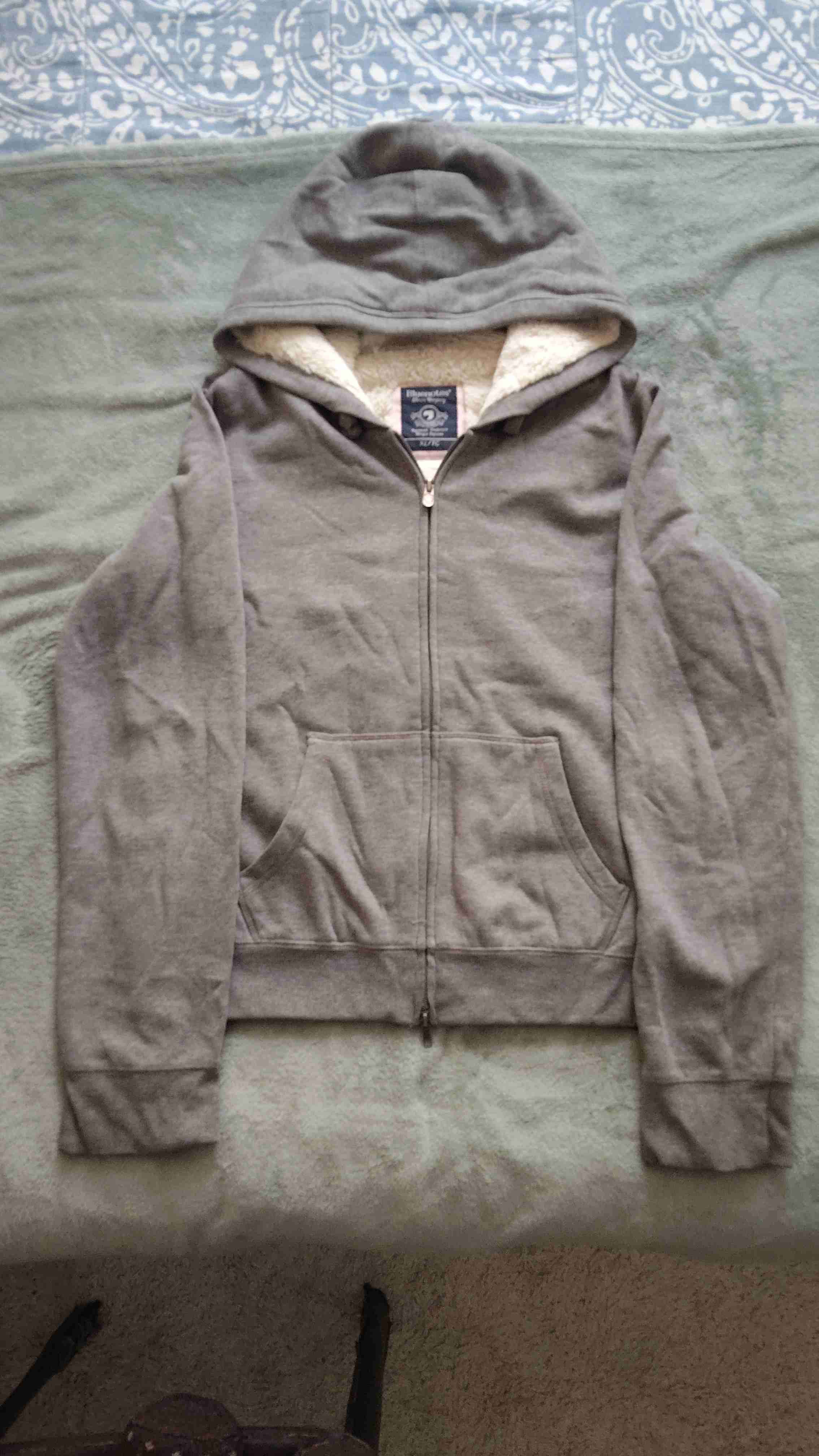 Polerón gris con capucha de polar