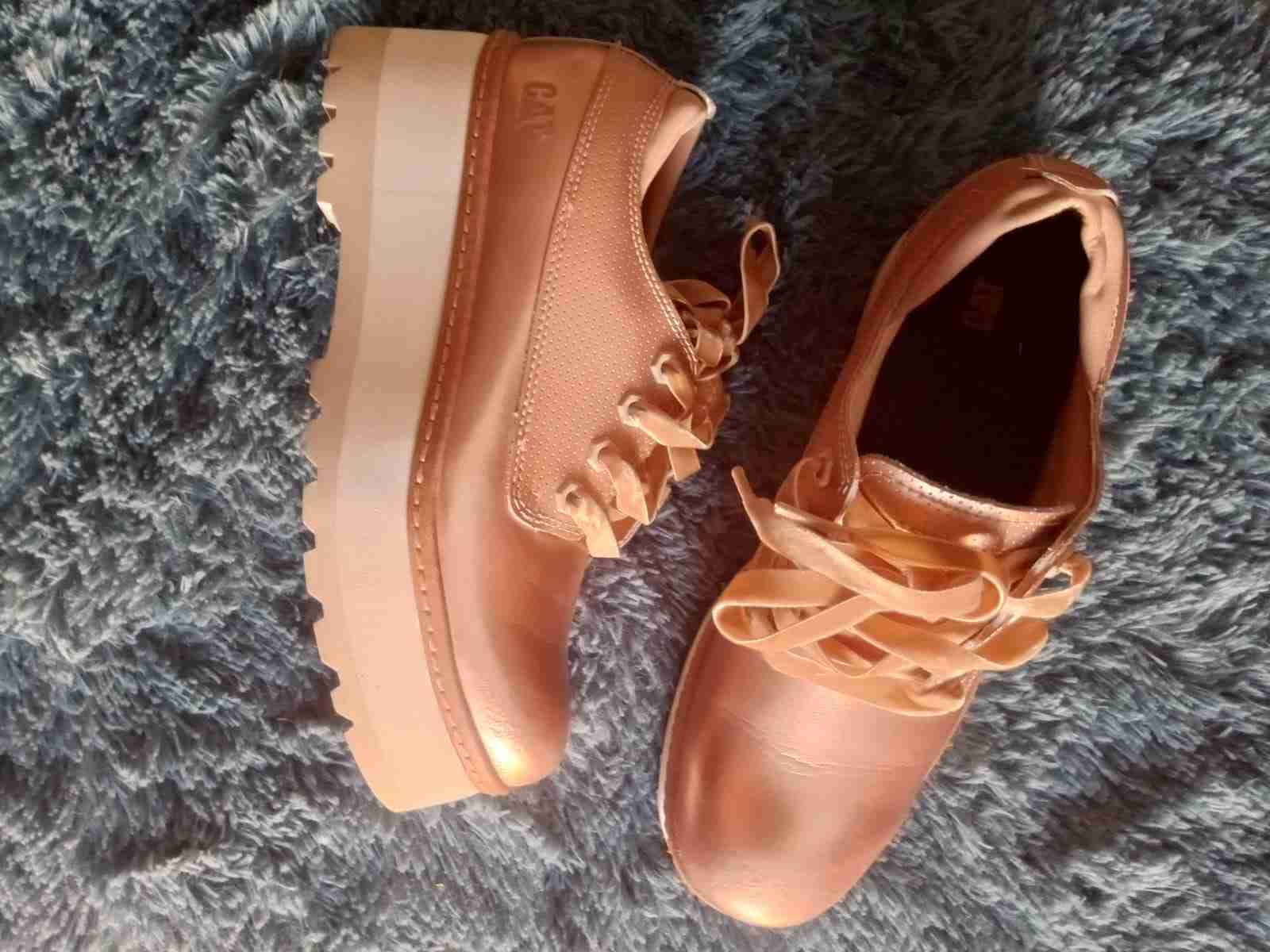 Zapatos tipo botín dorados