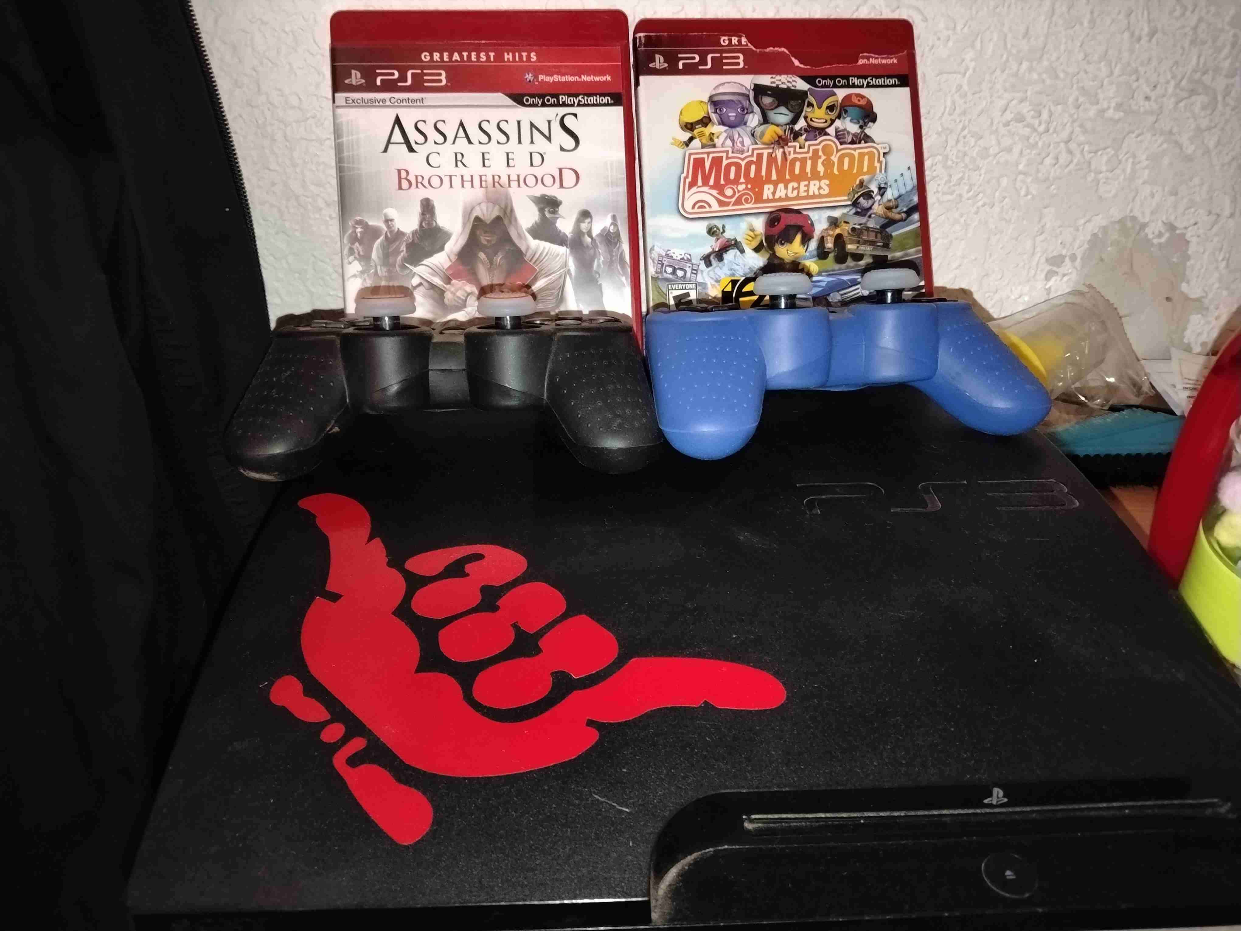 Consola PS3 con dos juegos y controles - miniatura 2