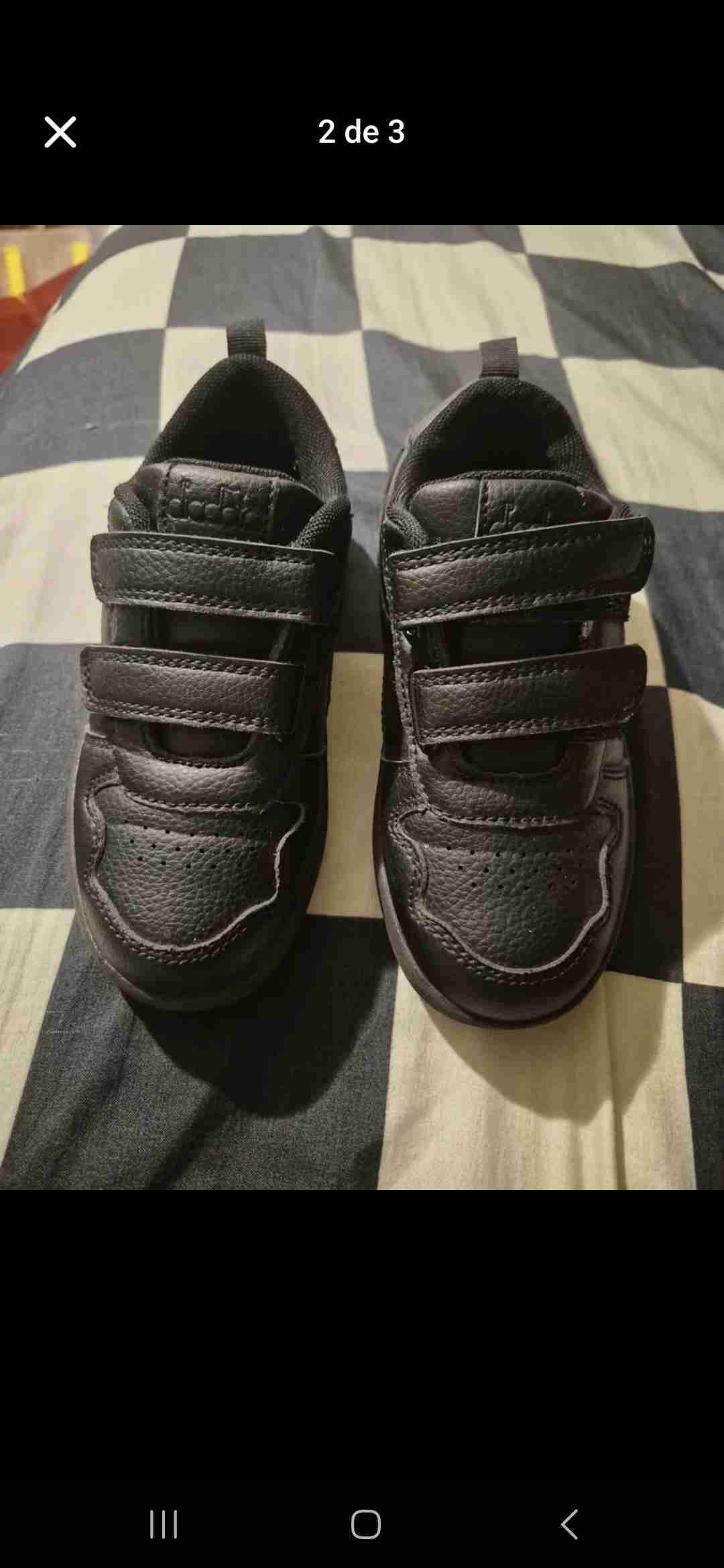 Zapatillas negras con velcro