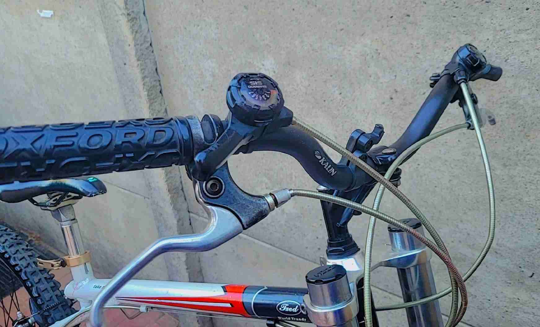 Bicicleta montaña gris y negra - miniatura 2