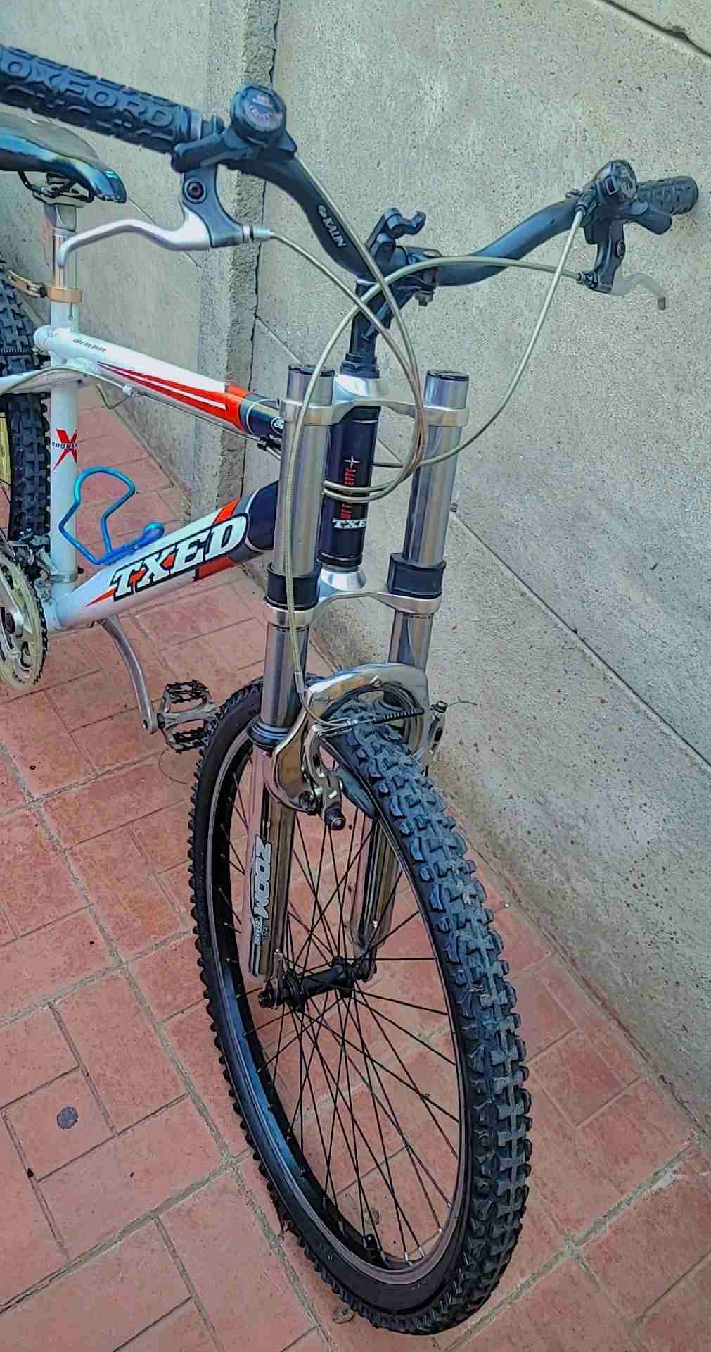 Bicicleta montaña gris y negra - miniatura 4