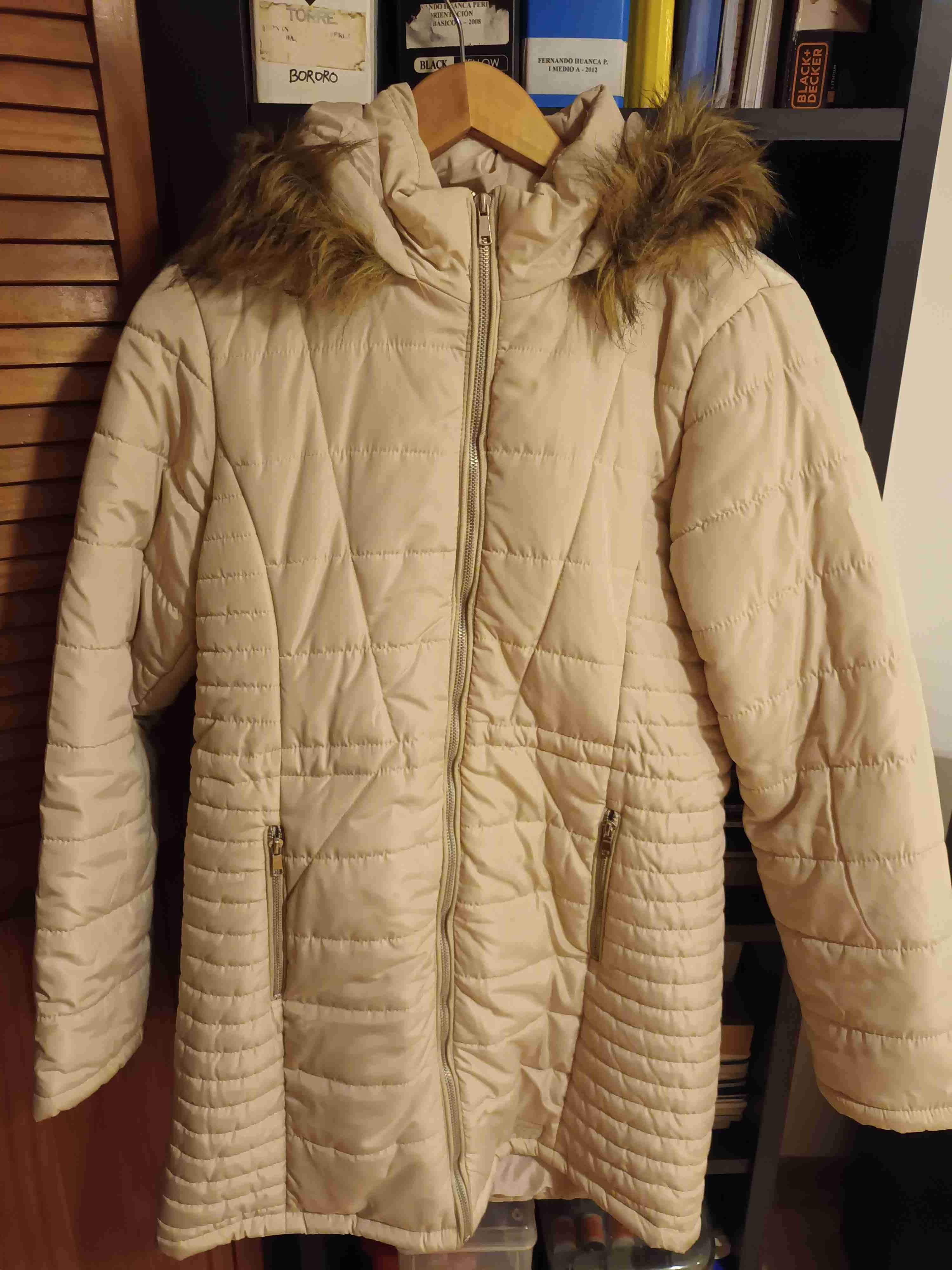 Chaquetón  beige con capucha de piel marca