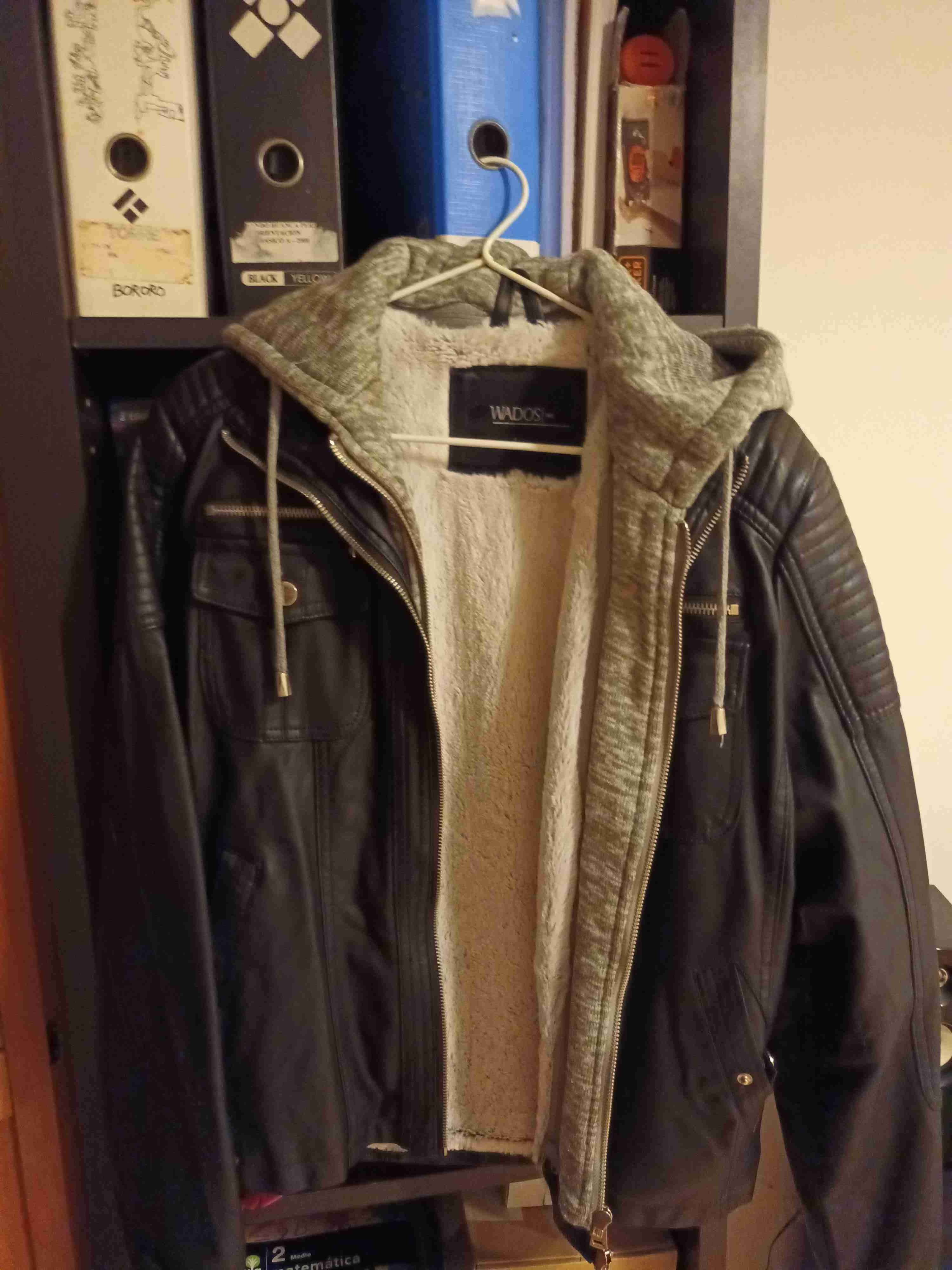 Chaqueta de cuero con capucha Wados
