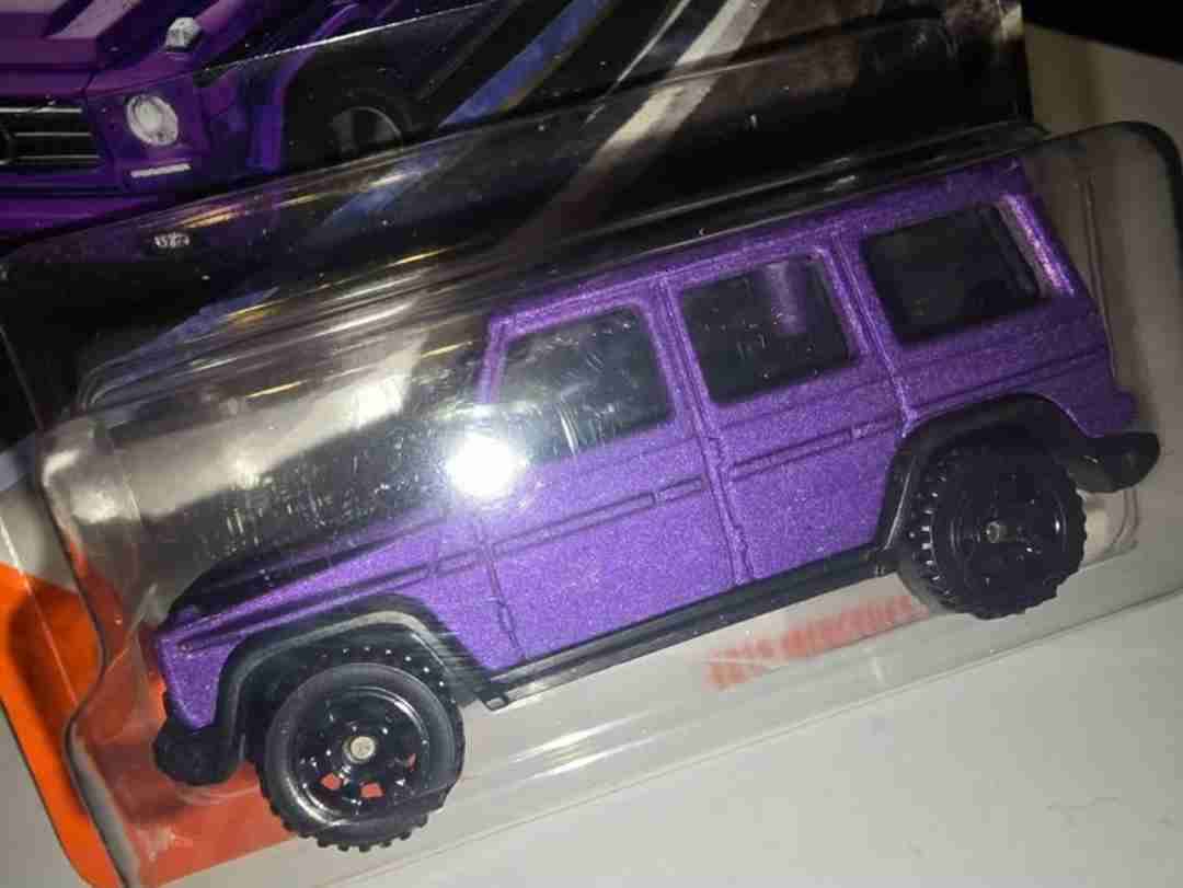 Auto Matchbox Mercedes Benz G550 Purpura 4x4 1:64 - miniatura 5