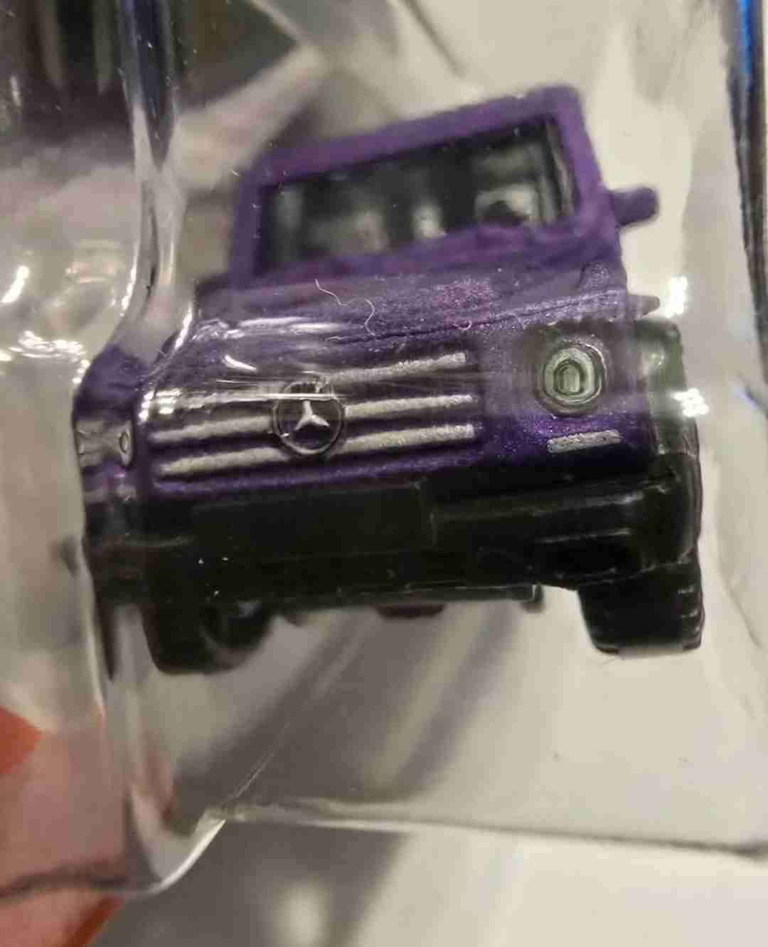 Auto Matchbox Mercedes Benz G550 Purpura 4x4 1:64 - miniatura 6