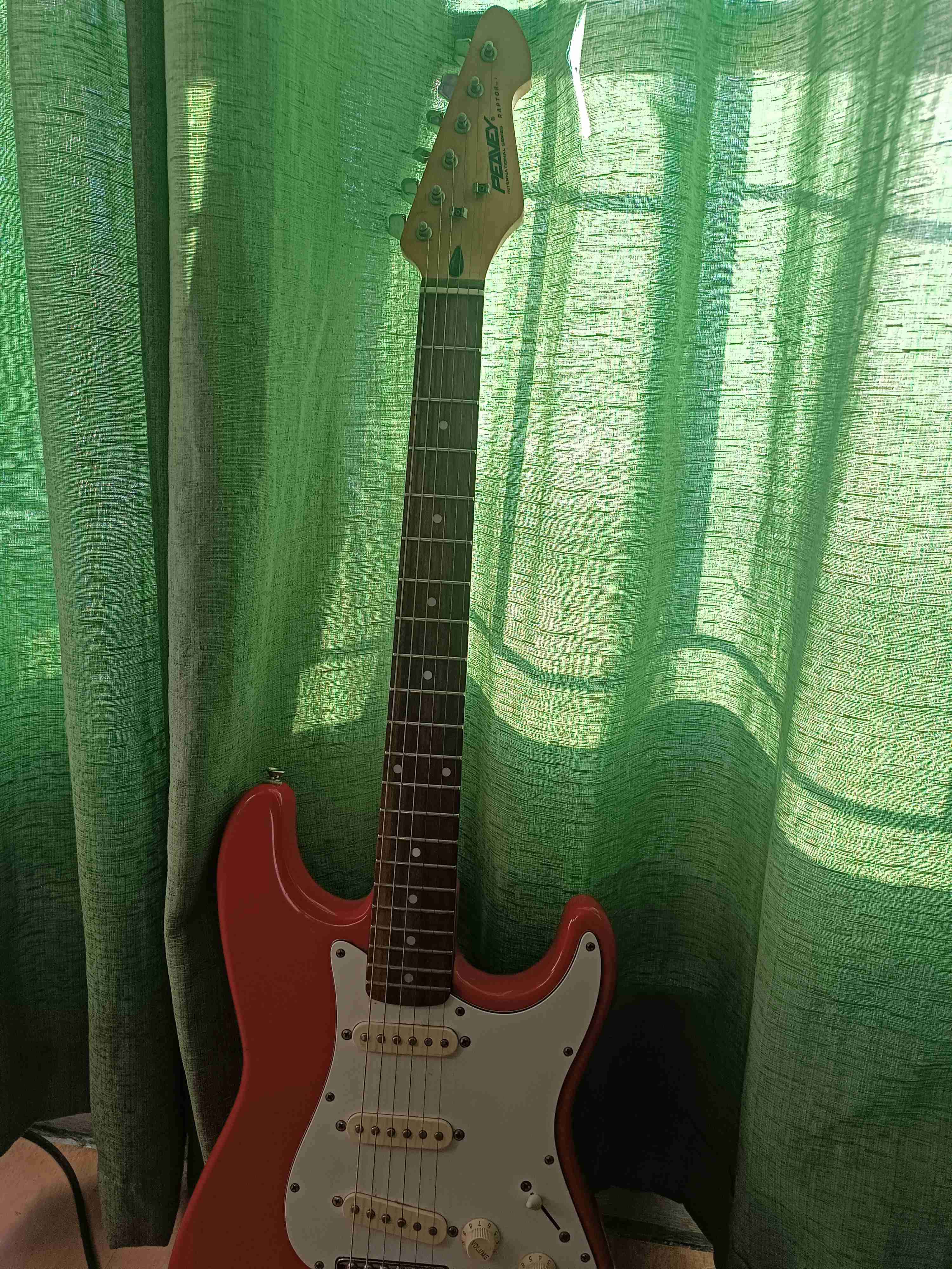 Guitarra eléctrica roja marca Peavey - miniatura 2
