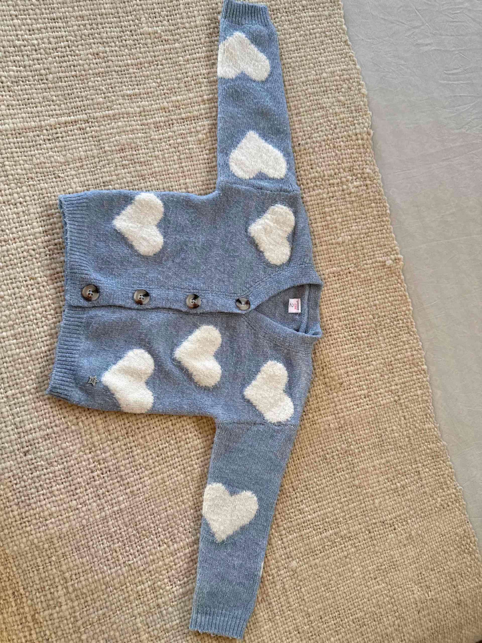 Cárdigan azul con corazones