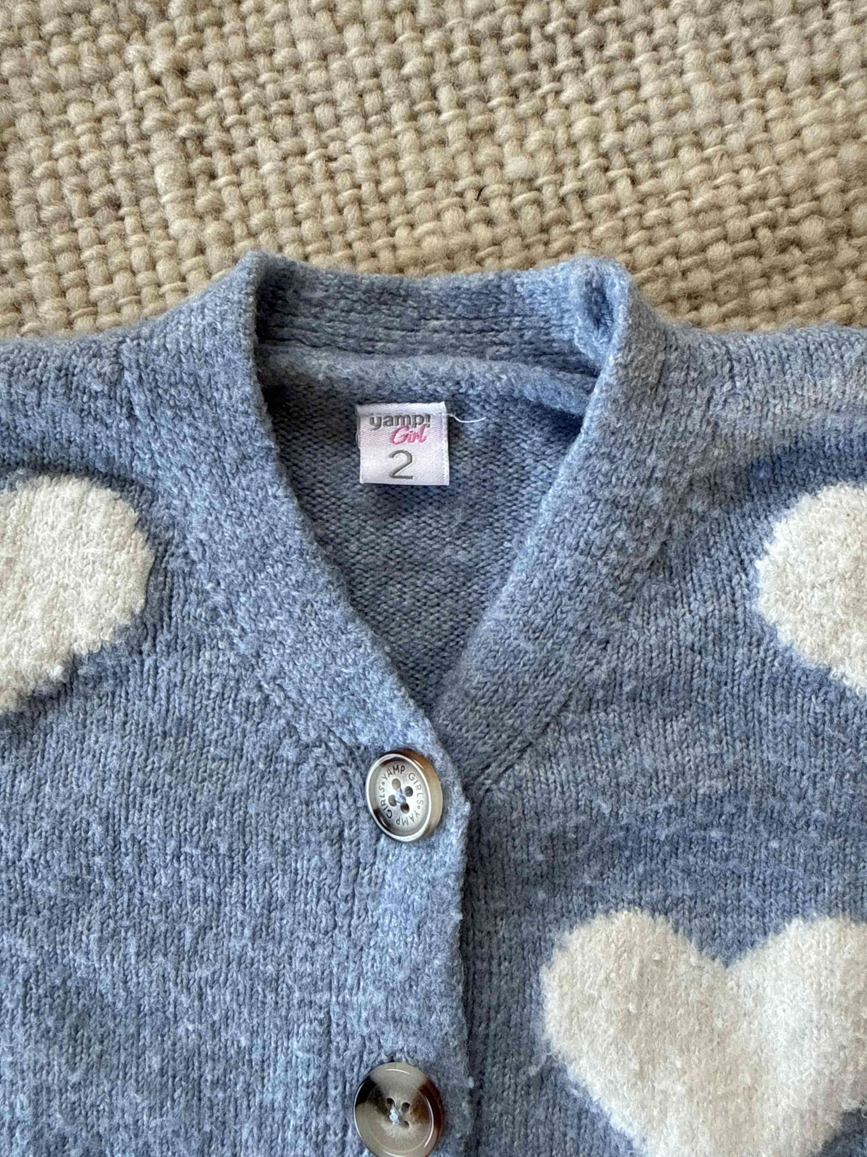 Cárdigan azul con corazones - miniatura 2