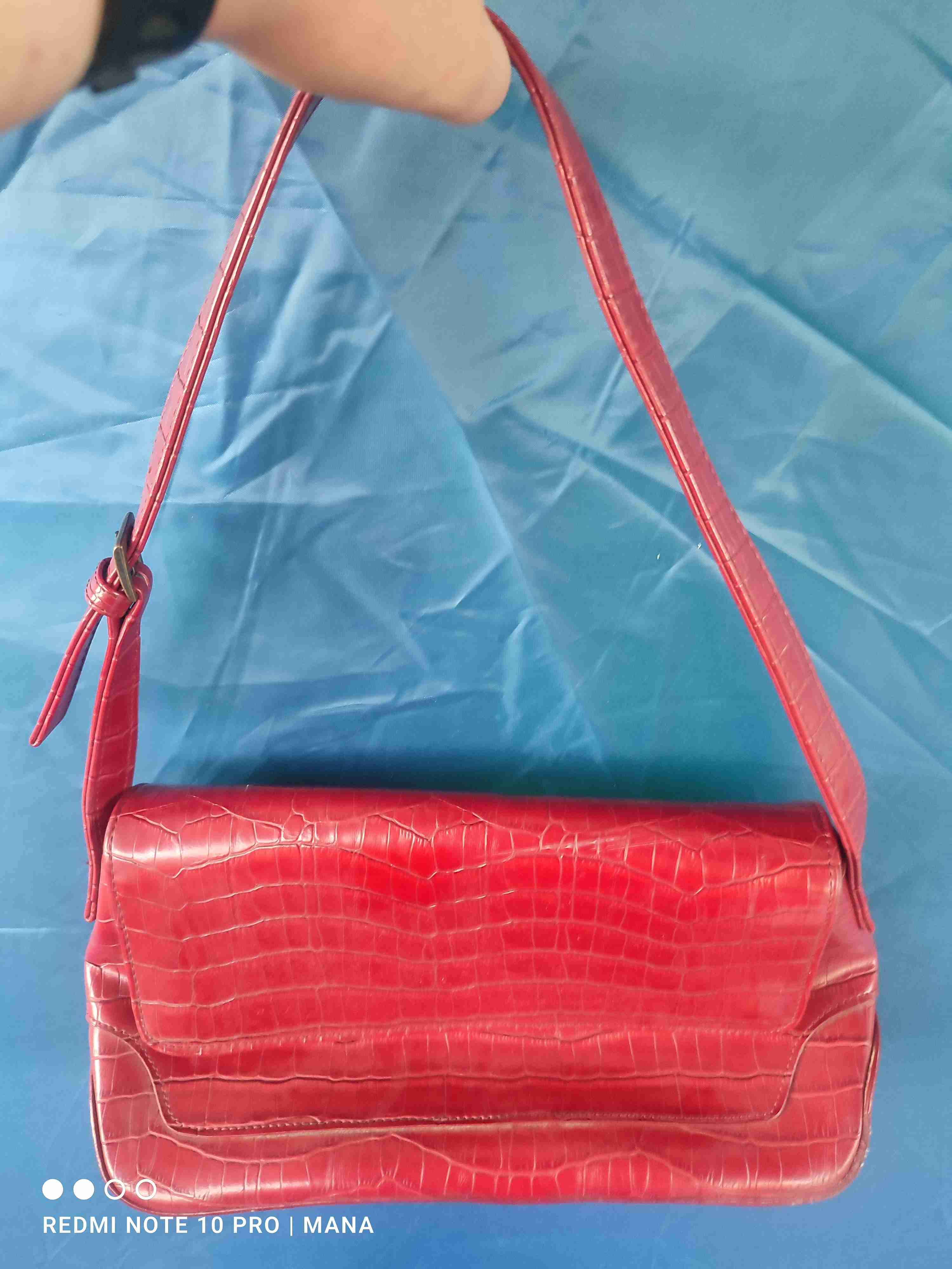 Cartera de hombro roja, Amphora