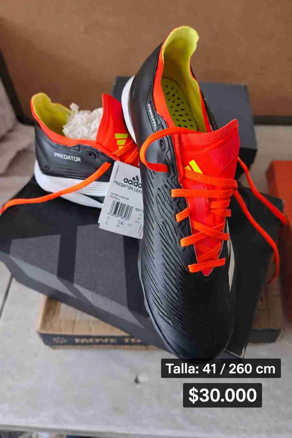 Zapatillas deportivas negras con etiqueta