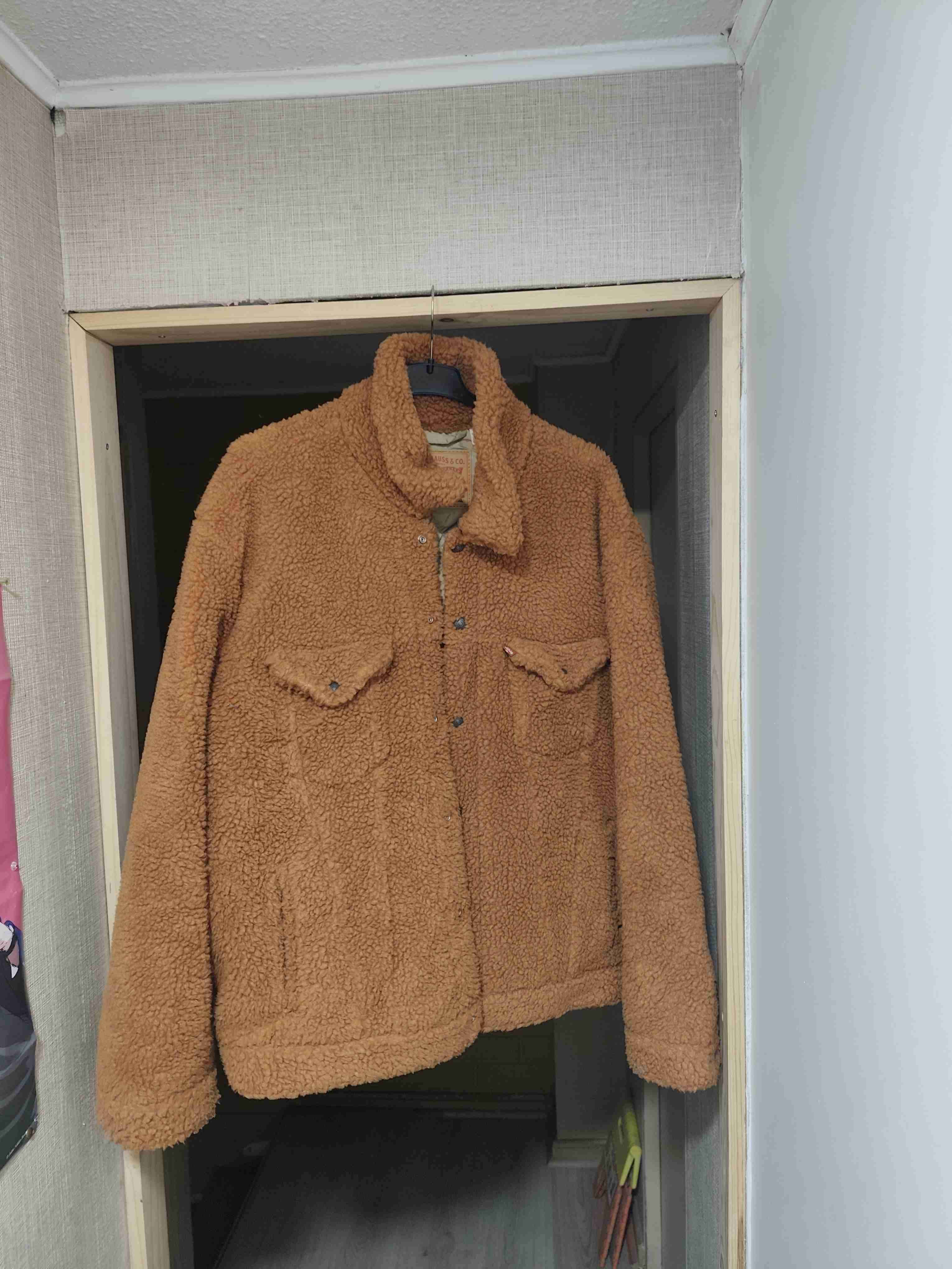 Chaqueta sherpa Levis color camel